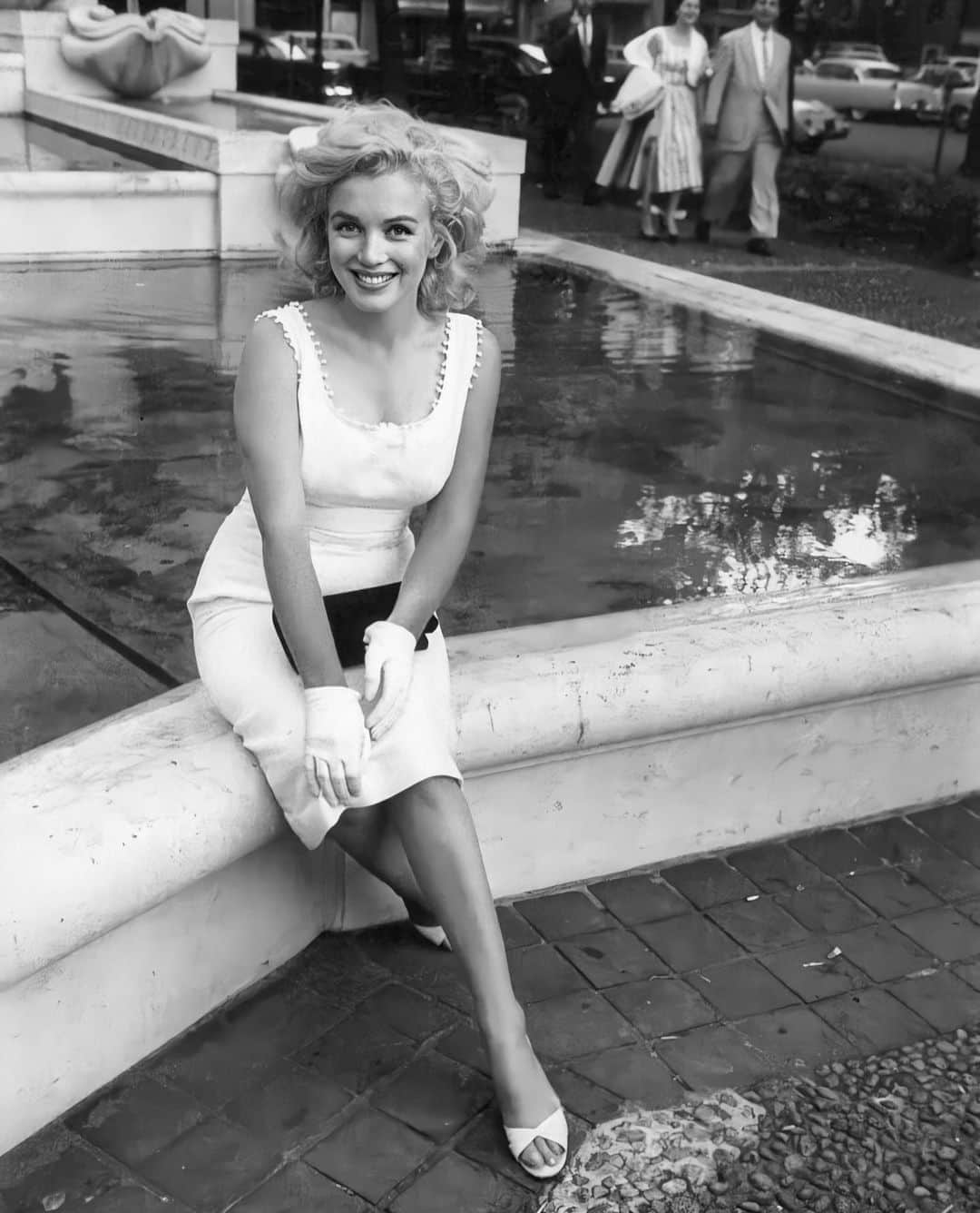 マリリン・モンローのインスタグラム：「Marilyn photographed by Sam Shaw in 1957. Check out the 4h and 5th photo for a laugh 😂 She looked genuinely happy in these☺️❤️ hope you all have a great day」