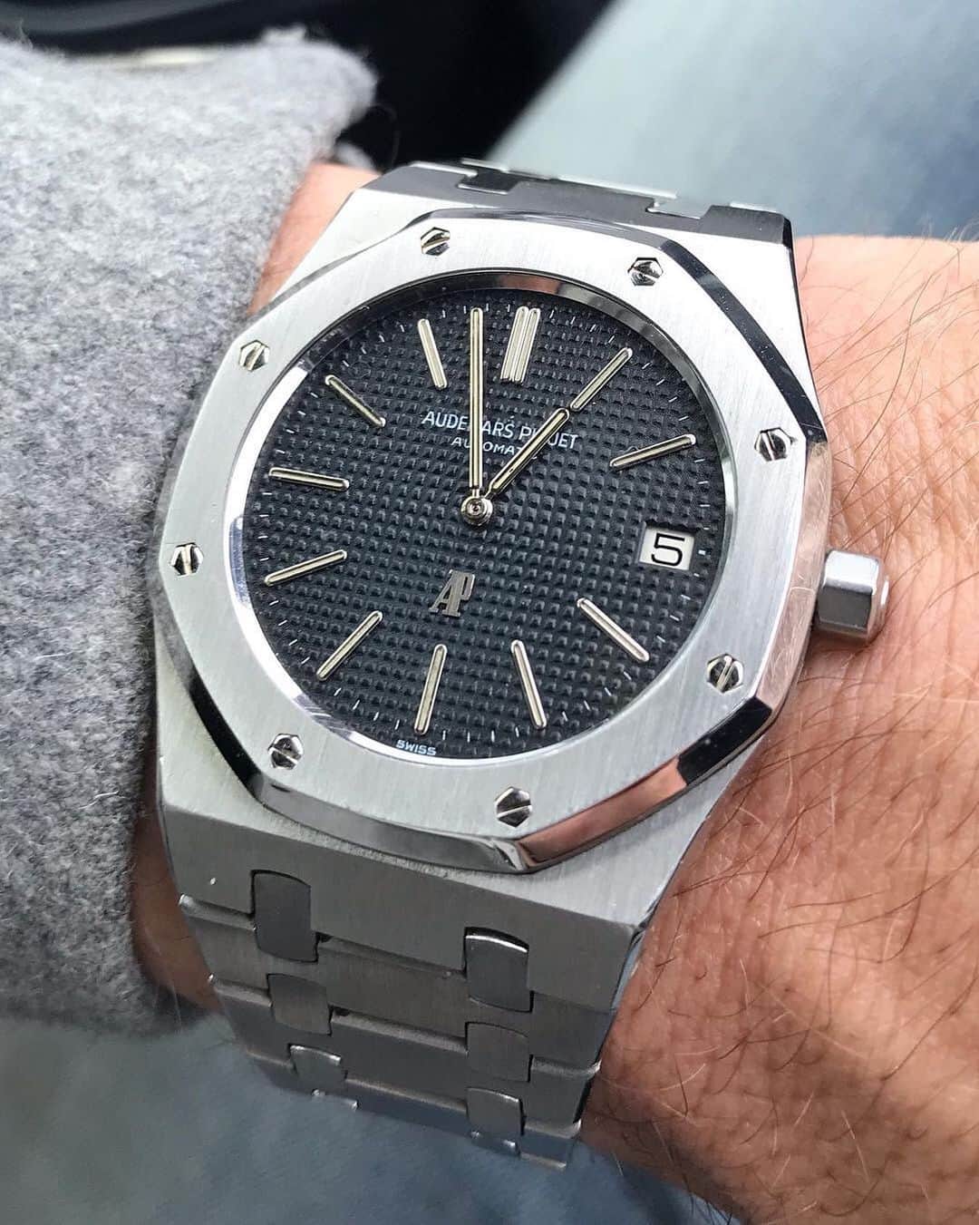 Daily Watchさんのインスタグラム写真 - (Daily WatchInstagram)「Any Royal Oak fans? Iconic design made in 1969/ 1970 by Gerald Genta and released to the public in 1972 by Audemars Piguet 🧐 Photo by @wisewatch」7月8日 6時07分 - dailywatch