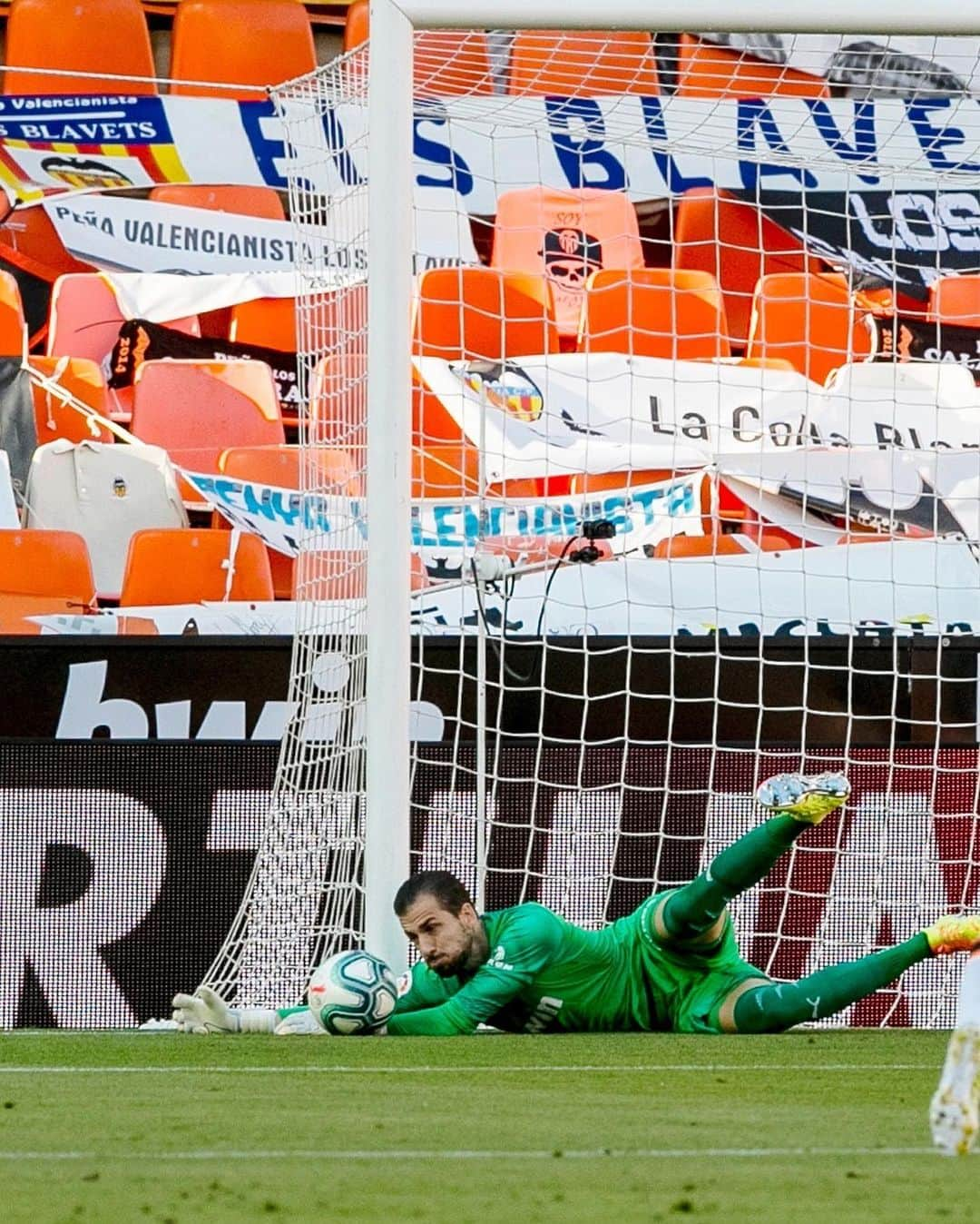 ジャウメ・ドメネクさんのインスタグラム写真 - (ジャウメ・ドメネクInstagram)「+3 #amunt @valenciacf  • • For you 👨‍👩‍👧‍👦🙏」7月8日 6時07分 - jaudomenech