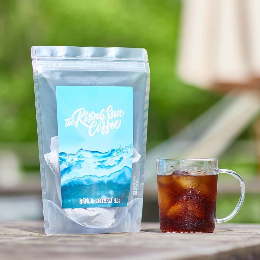 坂口憲二（THE RISING SUN COFFEE）さんのインスタグラム写真 - (坂口憲二（THE RISING SUN COFFEE）Instagram)「◆GOOD MORNING COFFEE‼︎◆  【NEW RELEASE】  TRSC ORIGINAL COLD BREW BAG (40g×4BAGS)  容器に水と水出しパックを入れて冷蔵庫に一晩おくだけで簡単に美味しいアイスコーヒーが楽しめます！  TRSCでは水出しコーヒー用に新しくブレンドを作りました。深煎りのブラジル、エチオピア、ケニアをブレンドする事で、しっかりとしたコーヒー感の中に爽やかな風味が感じられる水出しコーヒーになりました。  500ml用のパックが4個入っており、約2リットル分のアイスコーヒーを作ることが出来ます。  これから始まる暑い夏に向けて、ご自宅で美味しいアイスコーヒーはいかがですか？販売はオンラインストアにてお待ちしてます。  therisingsuncoffee.com  #coffee #coffeebeans  #coffeeroaster  #coffeelab  #coffeeandsurfing  #coffeetime  #coffeelover  #coffeebreak  #coffeeshop  #coffeestand  #coffeeholic  #coffeehouse  #coffee_inst  #coffeemaker  #coffeeshops  #coffeecoffeecoffee  #coffeenclothes  #coffeeaddict  #coffeeculture  #coffeemorning  #coffeemag #specialitycoffee  #coldbrew #TRSC」7月8日 6時07分 - therisingsuncoffee