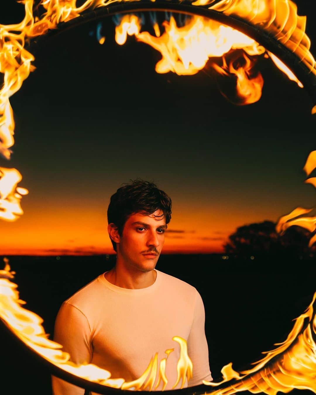 Chay Suedeのインスタグラム：「Amanhã tá na rua a capa digital que fiz com @gqbrasil. Falamos sobre @o__sal, sobre outros trabalhos e sobre a vida.  Espero que curtam as fotos e a entrevista. Saúde!   🤍  foto: @gleesonpaulino  texto: @pfranca  estilo: @suyane_ynaya  beleza: @figartur  curadoria: @mirror.age  Obrigado, @dudimachado , @realifeisnocool e @enzoamendola !」