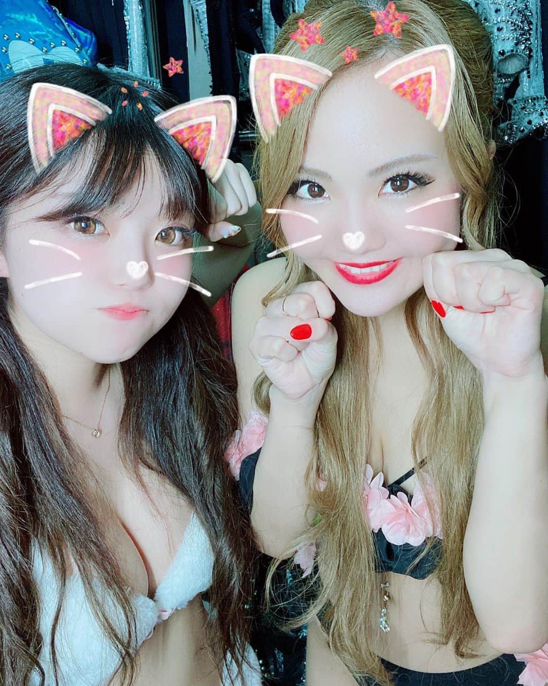 KARENのインスタグラム：「、 実は着替えお隣なももちゃんと(⸝⸝⸝´꒳`⸝⸝⸝) 、 、 #バーレスク東京 #バーレスク #バーレスク東京かれん #六本木 #ショーパブ #ショー #ダンス #burlesque #ショーガール #エンターテインメント  #burlesquetokyo #dance #roppongi #xoxo #girl #me #l4l #show #showgirl #dance #dancer #japan #japanesedancer #instagood #おうち時間　#stayhome #ダンス好きな人と繋がりたい」