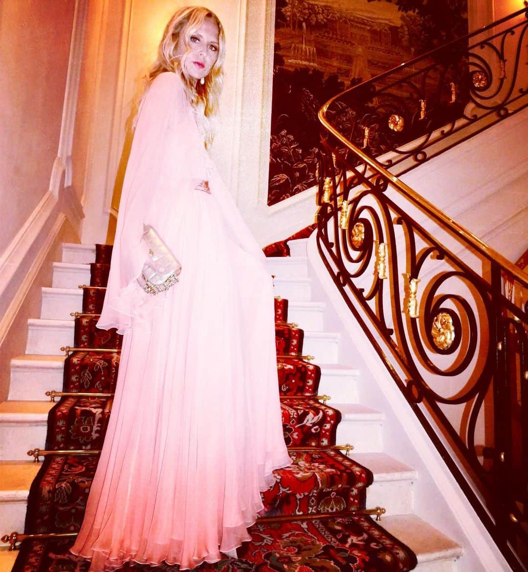 レイチェル・ゾーさんのインスタグラム写真 - (レイチェル・ゾーInstagram)「One year ago after a night with my 💖 @giambattistavalli in my favorite city of #Paris at my favorite hotel during #hautecouture ... I miss you Paris and I miss you #fashion ..we will meet again 💙🤍❤️🇫🇷 XoRZ」7月8日 6時16分 - rachelzoe