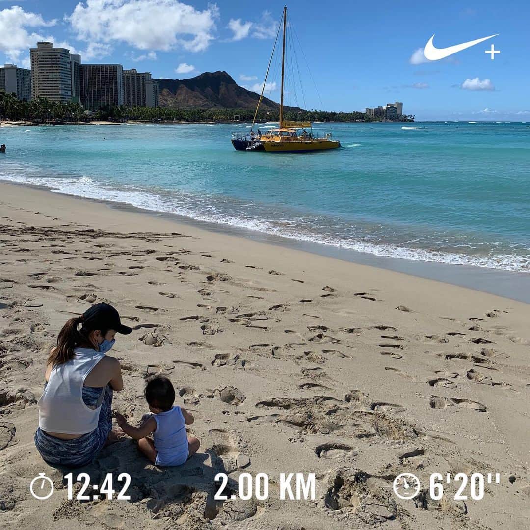 間瀬ゆきのインスタグラム：「今日も出勤前にパパさんはサーフィン🏄🏽‍♂️ 私はバギーラン2km🏃🏽‍♀️  最近、すごいダイエット頑張ってて 妊娠前よりも体重が減ったんだけど ものすごい努力をしたの😔  もともと太りやすい体質だし 妊娠出産の間、筋トレとかやめてたから 体はブヨブヨダルダルだったし  アメリカは妊娠中の検診でも 体重のこと何も言われないのをいいことに 17kgも妊娠で体重が増えた🐷  出産したんだからしかたないって 自分に言い聞かせてたけど  いつからか写真に写る自分を見るのが嫌になって 写真撮られたくなくなったし  かわいいなぁと思う服があっても 試着してイメージと全然違くて この体型じゃ着たい服も着れないんだって 落ち込んだり悲しくなったりした  体のラインが目立たないワンピースとかばっかりになって おしゃれするのも楽しくなくなった🥺  このままじゃいけない！と思って 一念発起して真剣にダイエット始めて  18時間ダイエットっていう 超ハードなダイエットを続けてるんだけど そのおかげでやっと妊娠前の体重に戻った  でも、ダイエットは本当に大変だし ストレスもたまるし イライラすることも多かった💦  どうして旦那さんは体も心も傷めずに 息子を手に入れることができて  どうして私だけこんなに心も体も傷めて さらに太って落ち込んで ダイエットでこんなつらい思いしなきゃいけないんだ ってなんかやり切れなくなったり。  旦那さんは何にもわるくないのに😂  いや、でもさ、 やっぱりそれだけ女の人は すごく大変な思いをして妊娠出産をしてる ってことはわかってもらえたら 嬉しいよね✨  うちの旦那さんは痩せろとか言わない人だし イライラしてる私にもあたたかく接してくれるから 本当に救われてる😭  痩せるって本当に簡単なことじゃないし 痩せなきゃいけないとも思わない  ありのままの自分を受け入れられたら それでいいと思う  ただ私は太ってる自分が受け入れられなくて 心によくないと思ったから とにかく頑張ってる。  妊娠前の体重にとりあえず戻れたことで 服を買ったりするのも楽しくなったし 写真撮られるのも嫌じゃなくなった  もっと笑えるようになった❤  まだまだ目標体重まで3kgあるから もうちょっと頑張る💪  #息子肌着のままでごめん👻 . .  #run #running #ランニング #復帰ラン #産後復帰ラン #バギーラン #buggyrunning #runningstroller #thule #産後ダイエット #ダイエット #ハワイ子育て #ハワイ育児 #ハワイ出産 #ハワイ移住 #子連れハワイ #生後10ヶ月 #2019年8月生まれ #8月生まれ #男の子ママ #新米ママ #新米ママと繋がりたい #育児記録 #hawaii #ハワイ #ハワイ旅行 #hawaiilife #luckywelivehawaii #maseyukihawaii」