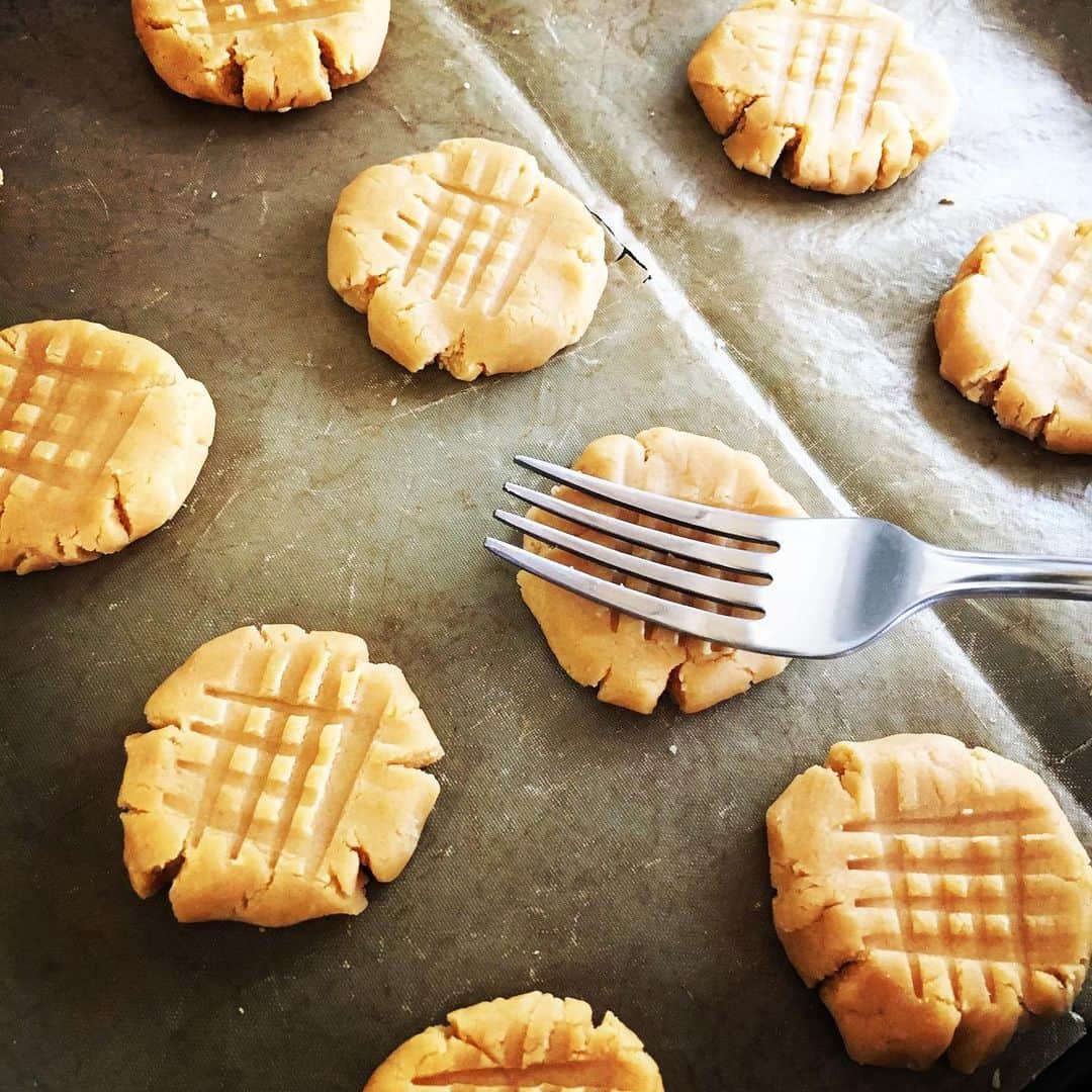 森崎友紀さんのインスタグラム写真 - (森崎友紀Instagram)「#森崎友紀#クッキー#料理#cooking#手作り#差し入れ#おやつ#ピーナツバター#ピーナツバタークッキー#クッキー#サクサクホロホロ#ピーナツバターが余ったら  エスニック料理や和え物でピーナッツバターを使うと…ちょっと余りますよね(｀_´)ゞ  気が付いたら賞味期限切れにならないように、 よく作るのがピーナッツバタークッキーです(^ ^)  娘も大好きなクッキーで、 焼いたそばから食べに走ってきます。 アメリカのベーカリーショップで1個200円ぐらいで売っていて、高いな〜〜と思いながら購入したらすごく美味しかったので、繰り返し作って再現しました。 サクサクホロホロで美味しいです)^o^(」7月8日 6時35分 - morisakitchen
