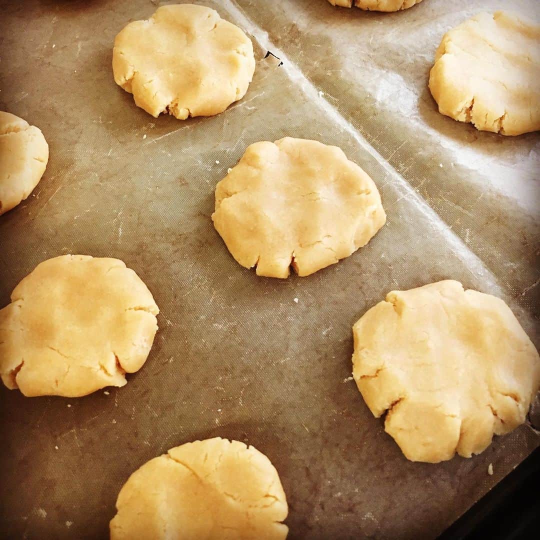 森崎友紀さんのインスタグラム写真 - (森崎友紀Instagram)「#森崎友紀#クッキー#料理#cooking#手作り#差し入れ#おやつ#ピーナツバター#ピーナツバタークッキー#クッキー#サクサクホロホロ#ピーナツバターが余ったら  エスニック料理や和え物でピーナッツバターを使うと…ちょっと余りますよね(｀_´)ゞ  気が付いたら賞味期限切れにならないように、 よく作るのがピーナッツバタークッキーです(^ ^)  娘も大好きなクッキーで、 焼いたそばから食べに走ってきます。 アメリカのベーカリーショップで1個200円ぐらいで売っていて、高いな〜〜と思いながら購入したらすごく美味しかったので、繰り返し作って再現しました。 サクサクホロホロで美味しいです)^o^(」7月8日 6時35分 - morisakitchen