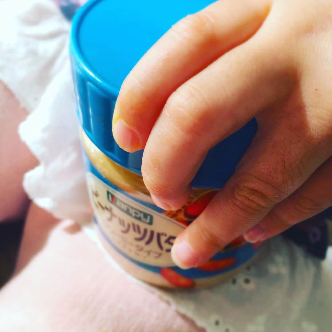 森崎友紀さんのインスタグラム写真 - (森崎友紀Instagram)「#森崎友紀#クッキー#料理#cooking#手作り#差し入れ#おやつ#ピーナツバター#ピーナツバタークッキー#クッキー#サクサクホロホロ#ピーナツバターが余ったら  エスニック料理や和え物でピーナッツバターを使うと…ちょっと余りますよね(｀_´)ゞ  気が付いたら賞味期限切れにならないように、 よく作るのがピーナッツバタークッキーです(^ ^)  娘も大好きなクッキーで、 焼いたそばから食べに走ってきます。 アメリカのベーカリーショップで1個200円ぐらいで売っていて、高いな〜〜と思いながら購入したらすごく美味しかったので、繰り返し作って再現しました。 サクサクホロホロで美味しいです)^o^(」7月8日 6時35分 - morisakitchen