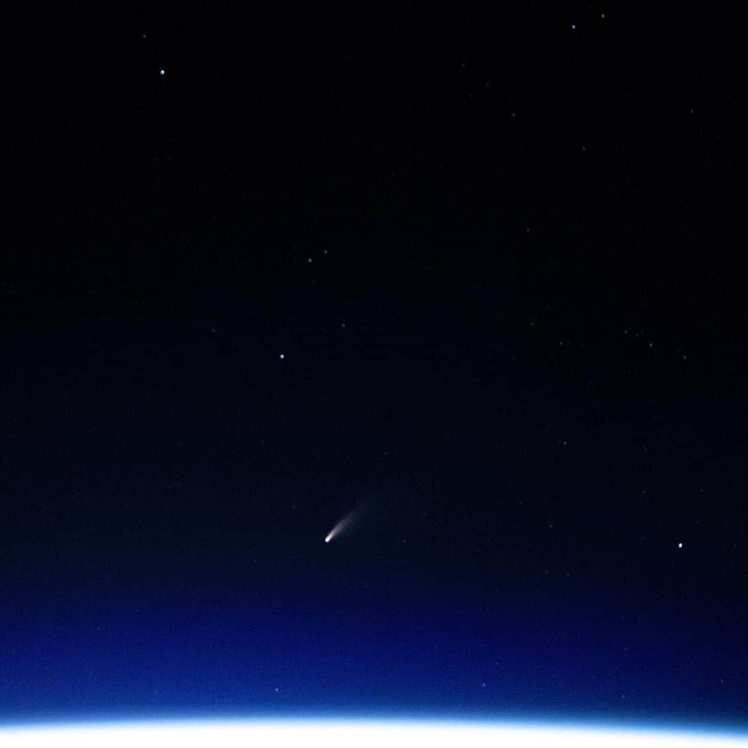 国際宇宙ステーションさんのインスタグラム写真 - (国際宇宙ステーションInstagram)「"When you wish upon a falling star..." Comet Neowise was pictured from the station on July 5 as it orbited above the Mediterranean Sea. #nasa #earth #night #comet #neowise #mediterranean #sea #international #space #station」7月8日 6時33分 - iss