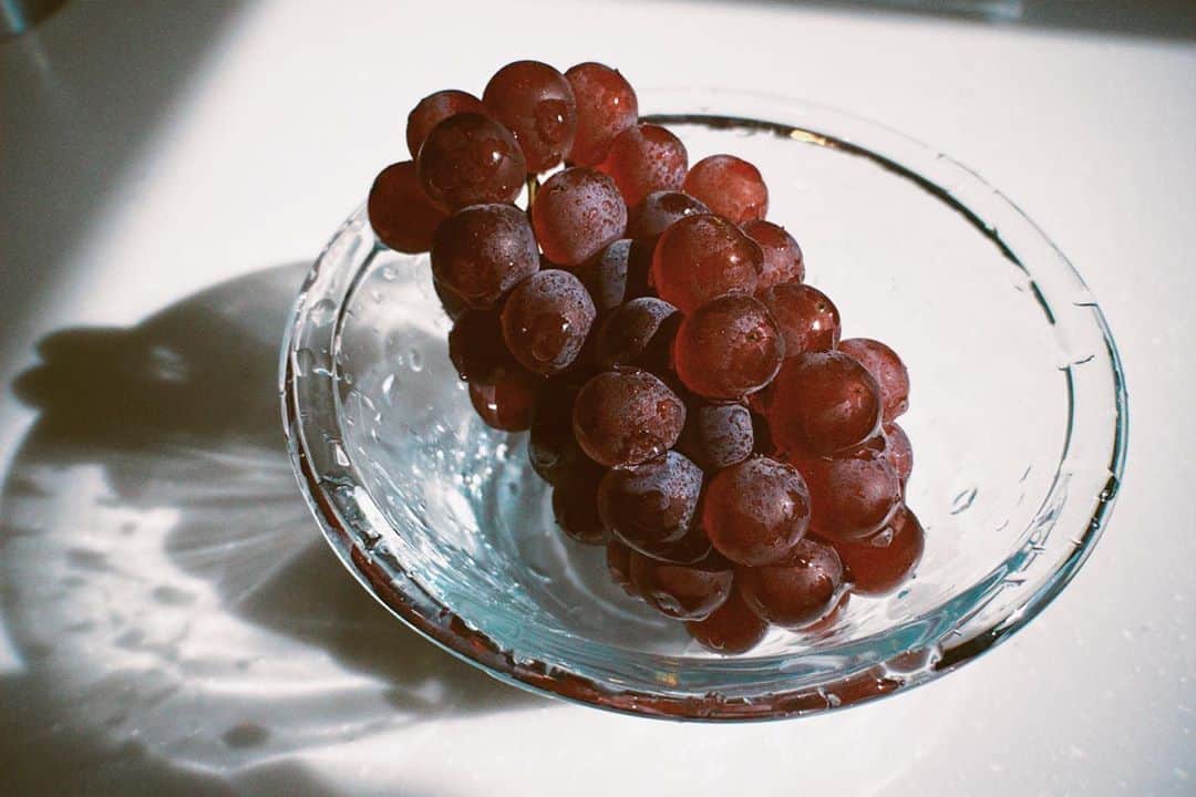 足立佳奈のインスタグラム：「この前食べたブドウ最高でした。 でも、最近は「さくらんぼ」 私の中できてます。買い物行くと、いつの間かカゴに入ってます。笑 #山形のおいしいさくらんぼ」