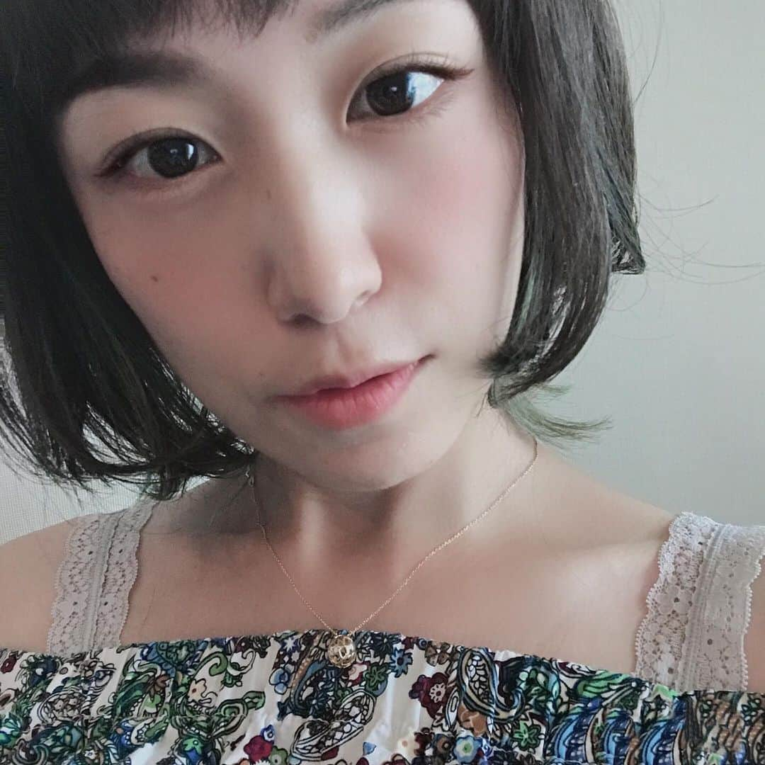 田中いちえのインスタグラム：「5ヶ月ぶりの美容院✂️ めっちゃ切った！インナーグリーン😙 #田中いちえ#5ヶ月ぶりの美容院#30センチくらい切った」