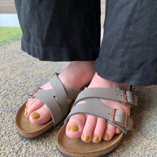 のインスタグラム：「【本館５F/BIRKENSTOCK】  【ヤオバランス/ストーン】  細いクロスのベルトが特徴で、すっきり履いていただけます。 本日はトレンドのスモーキーカラーのブラウスと色のトーンを合わせて統一感を出し てみました。 カラーバリエーション豊富なのでいろんなコーディネートが楽しめます！ 是非店頭でお試し下さい！  #ペリエ #ペリエ千葉 #ペリエDS #BIRKENSTOCK #ビルケンシュトック #ビルケン #ドイツ #ドイツの健康靴　#PERIE #あしもと倶楽部 #足元くら部 #コルク #新作  #ペリエちばのビルケンシュトック #お洒落さんと繋がりたい #おしゃれさんと繋がりた い #あしもと #置き画 #置き画倶楽部  #履きやすい靴　#サンダル #KYOTO」