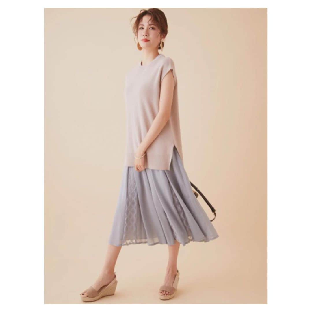 のインスタグラム：「**New Arrival ** . タックからのぞくレースがほんのりエレガンスを醸し出すフレアスカート。 . タックハギレース切替フレアスカート／410130012000 ¥8,900＋tax（ベージュ、ブルー、ミントグリーン） . #fabulousangela_official #fabulousangela #ファビュラスアンジェラ #フレアスカート」