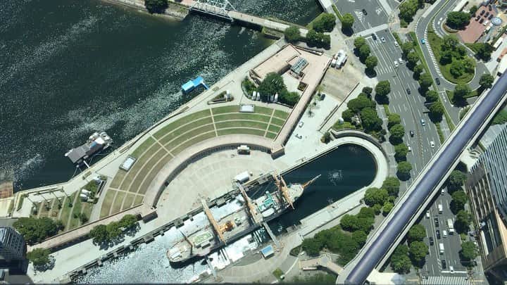 横浜ロイヤルパークホテルのインスタグラム：「68F 日本料理「四季亭」からの絶景です。  一般席からは、真下に日本丸、正面に新市庁舎や横浜スタジアムがご覧いただけます🏟  天気がいいと、遠く千葉県まで見渡せます！  #横浜ロイヤルパークホテル #yokohamaroyalparkhotel #横浜 #yokohama #ホテル #hotel #絶景 #ホテルからの景色 #ホテル好き #thepreferredlife #royalparkhoteljp #横浜ロイヤルパークホテルからの絶景 #nofilter」
