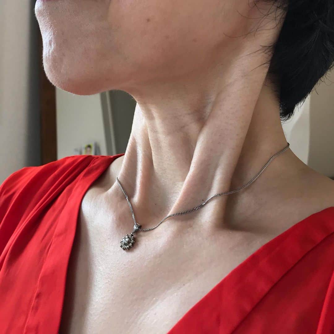 間々田佳子のインスタグラム：「今日は某web記事の取材 ライターさんにも実践指導中❣️  みんなさらに綺麗になれ❣️  #間々田佳子 #コアフェイストレーニング #表情筋 #顔の筋トレ」