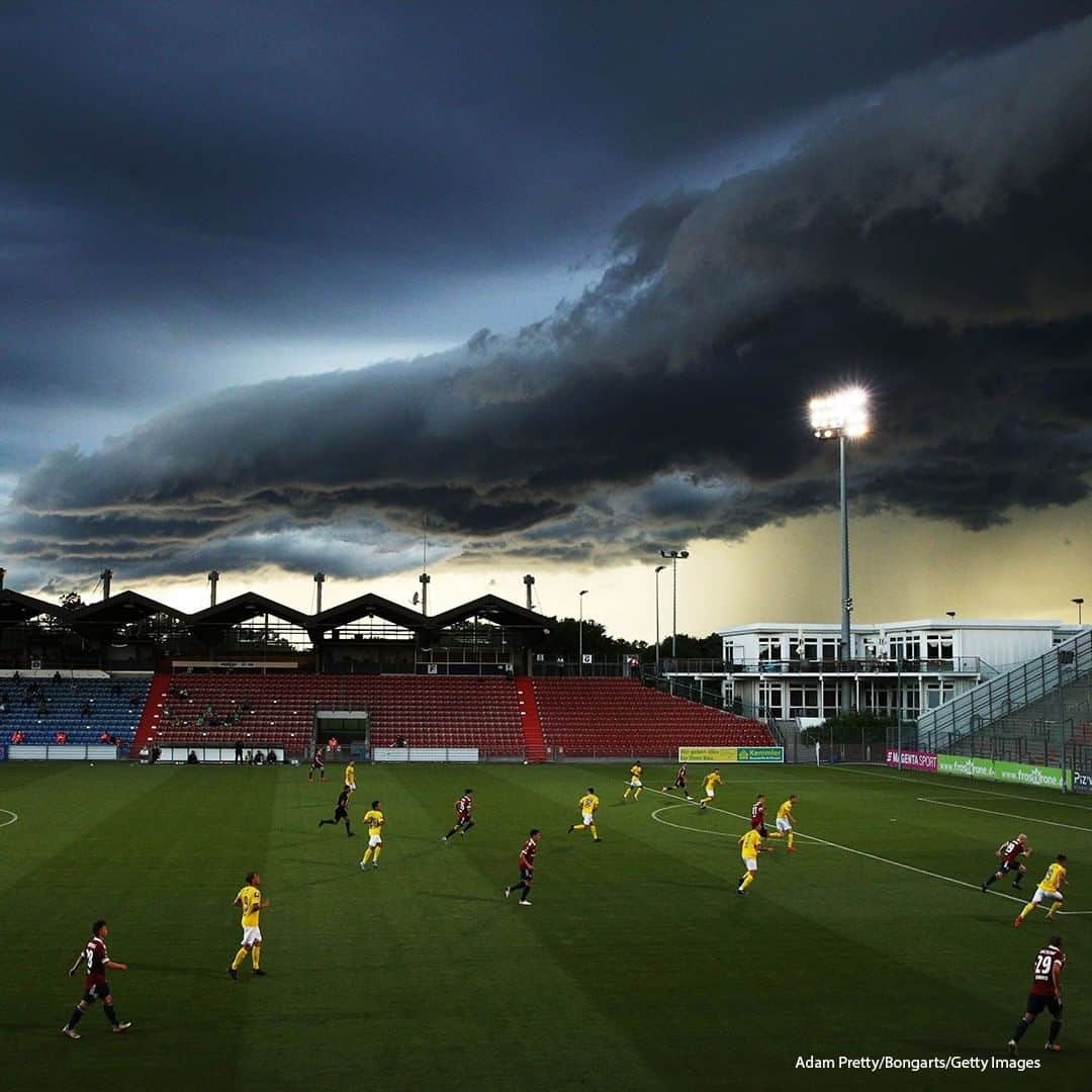 ABC Newsさんのインスタグラム写真 - (ABC NewsInstagram)「Maximilian Krauss of SpVgg Unterhaching makes a run while a massive shelf cloud rolls in during the 3. Liga match between SpVgg Unterhaching and FC Carl Zeiss Jena at Alpenbauer Sportpark in Unterhaching, Germany. #shelfcloud #soccer #germany🇩🇪」7月8日 16時29分 - abcnews