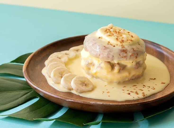 コエのインスタグラム：「.﻿ .﻿ koe donuts travering - Hawaii﻿ ナカムラジェネラルストア x koe donuts ﻿ ﻿ 今年の夏は、koe donutsで旅行気分を楽しめるkoe donuts traveringを開催！﻿ 第一弾は、京都 烏丸御池にあるハワイアンテイストの人気焼き菓子専門店﻿ 「ナカムラジェネラルストア」とのコラボレーションメニューです🏝✨﻿ ﻿ 「ハワイアン ドーナツメルト マカダミアナッツ＆カスタード」﻿ hawaiian donuts melt macadamia nuts & custard﻿ ¥850+tax﻿ ﻿ ハワイの定番おやつマラサダに、﻿ 自家製カスタードソースとマカダミアナッツをのせたドーナツメルト。﻿ ﻿ マカダミアナッツのザクザクした食感がおもしろく、﻿ 横にトッピングしたバナナも一緒にお楽しみいただけます🍌﻿ 自家製カスタードソースがたっぷりかかった贅沢なメルト！🍩﻿ ﻿ koe donutsでハワイ気分を味わえるチャンスです☀﻿ この機会にぜひお立ち寄りください☺﻿ ﻿ #koedonuts #koeethical #donutsinnovation #donuts #cafestagram #genic_cafe #genic_sweets #cafetour #kyotocafe #ethical #コエ #コエドーナツ #ドーナツ #エシカル #エシカルドーナツ #地産地消 #カフェ巡り #京都カフェ #京都カフェ巡り #関西カフェ #四条カフェ #隈研吾 #長場雄 #京都観光 #도넛 #ナカムラジェネラルストア #Hawaiian # ハワイアンカフェ #マカダミアナッツ #カスタード」