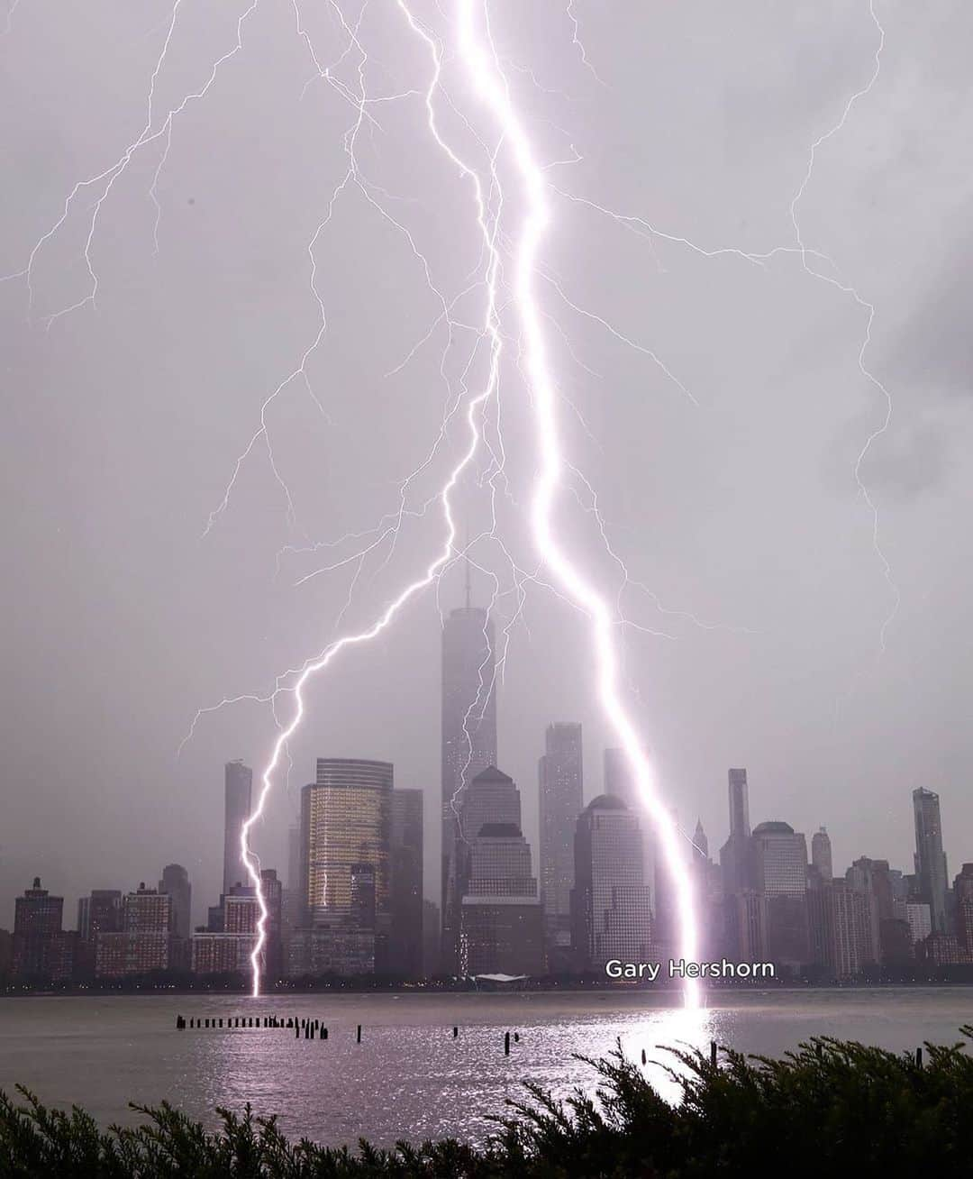 Canon Photographyさんのインスタグラム写真 - (Canon PhotographyInstagram)「Lightning strikes creating the perfect frame in New York City. Photography  @garyhershorn  Curated by @steffeneisenacher  #nyc #newyork #lightning #worldtradecentre #thunderstorm #hudsonriver」7月8日 16時33分 - cpcollectives