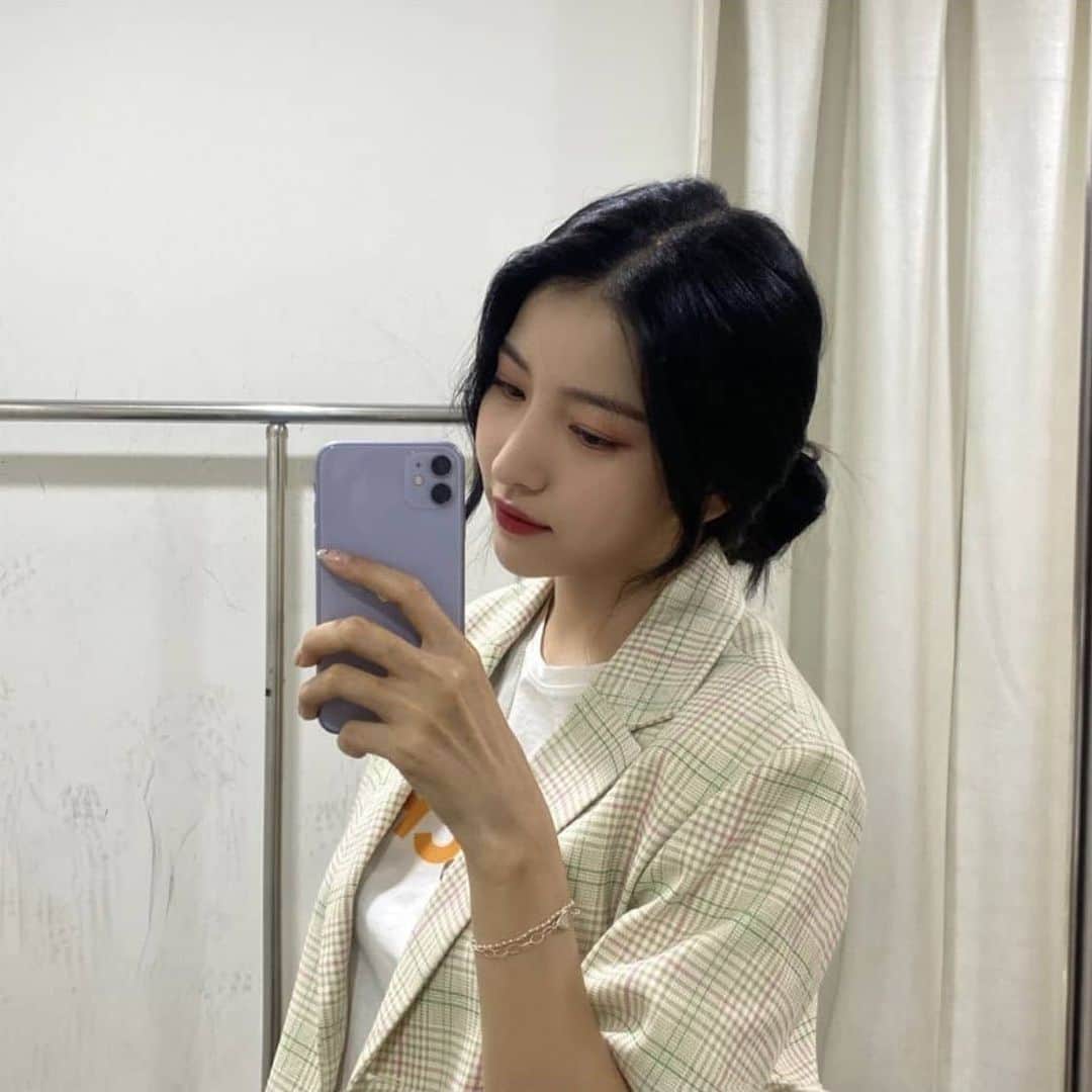 ソウォンさんのインスタグラム写真 - (ソウォンInstagram)「Mirror selca~ — [PHOTO] 200708 • #소원 #Sowon's instagram story update ; @onedayxne」7月8日 16時35分 - sowonation