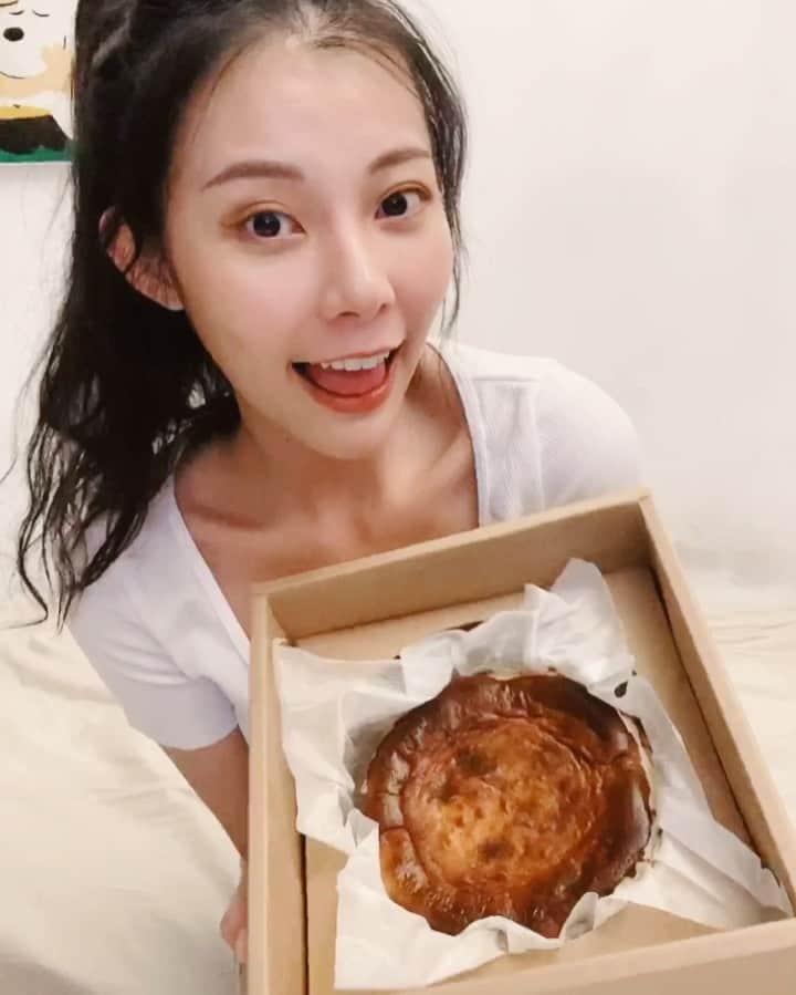 張香香のインスタグラム：「那天週末和朋友吃飯小酌後 突然說走就走明早9衝澎湖🤣 於是大家撤 回家準備行李 明明已經晚上12點要趕快打包 但突然想起下午收到的乳酪蛋糕 想說來吃個一小口好了😳 結果太好吃！就這樣一不小心 把整個蛋糕都吃光光了🤣🤣🤣 哈哈哈哈哈哈哈哈 這是巴斯克乳酪蛋糕減糖版 乳酪蛋糕控想吃的話🤤 在 @j.b__studio 訂購的喲～」