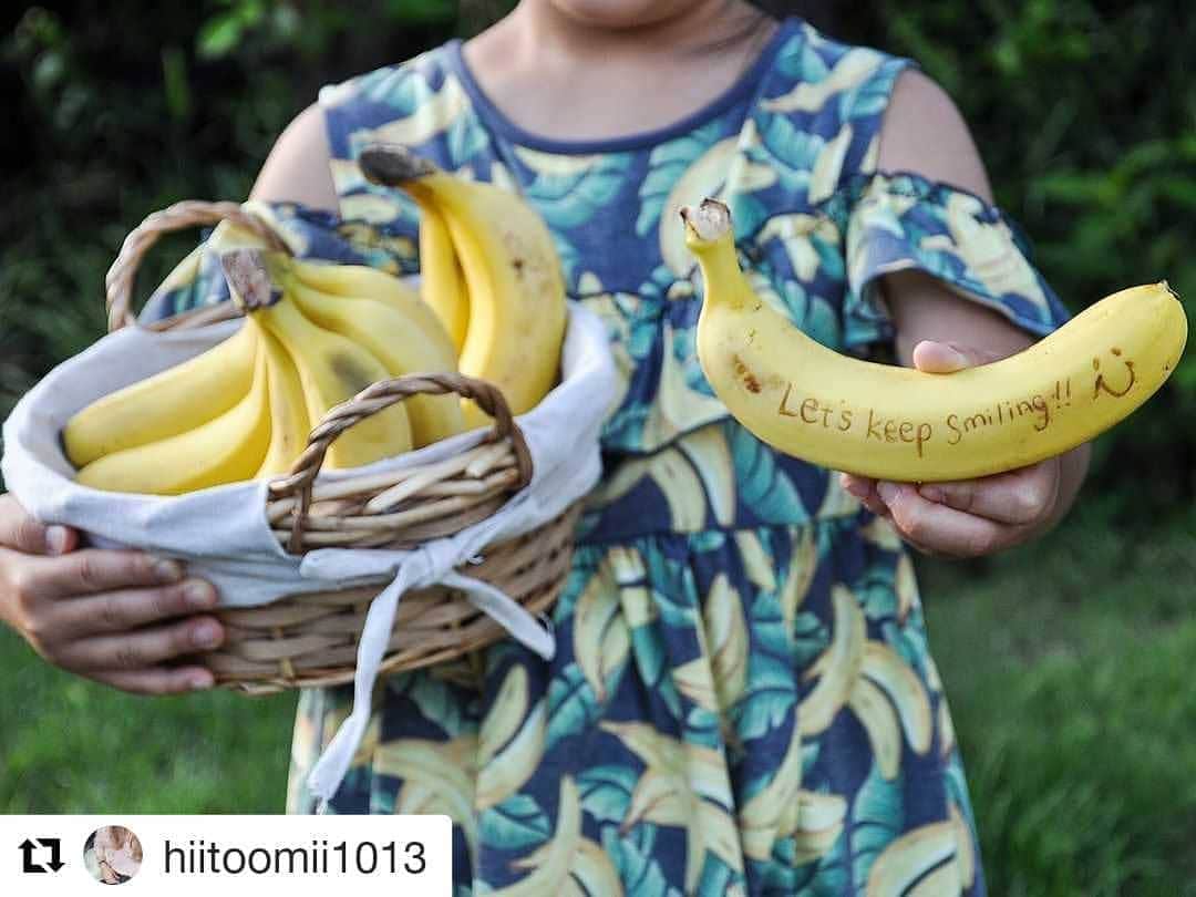 Dole_jp ドール ジャパンのインスタグラム：「バナナ柄のお洋服と共にステキなお写真をありがとうございます✨ . 老若男女どなたでもサッと手軽にエネルギー補給が出来るバナナ🍌 バナナの種類もぜひ公式ホームページよりチェックしてみてください。 . . #Repost @hiitoomii1013 (@get_repost) ・・・ Doleのバナナで "let's keep smiling" お気に入りのバナナ柄🍌のワンピースを着て。 . #DoleBananaSmile #PR . #バナナ #ドールバナナ #笑顔が一番 #笑顔が人を幸せにする #笑顔が癒し #写真好きな人と繋がりたい #写真撮ってる人と繋がりたい #写真好き #かめら女子 #カメラのある生活 #カメラ女子と繋がりたい #snapmart #アンバサダー」