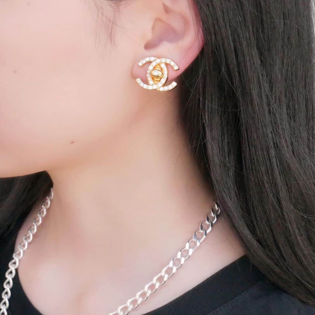 Vintage Brand Boutique AMOREさんのインスタグラム写真 - (Vintage Brand Boutique AMOREInstagram)「Vintage Chanel rhinestone clip on earrings.      On website search for AO26232.  ▶︎Free Shipping Worldwide✈️ ≫≫≫ DM for more information 📩 info@amorevintagetokyo.com #AMOREvintage #AMORETOKYO #tokyo #Omotesando #Aoyama #harajuku #vintage #vintageshop #ヴィンテージ #ヴィンテージショップ #アモーレ #アモーレトーキョー #表参道 #青山 #原宿#東京 #chanel #chanelvintage #vintagechanel #ヴィンテージ #シャネル #ヴィンテージシャネル #シャネルヴィンテージバッグ」7月8日 16時37分 - amore_tokyo