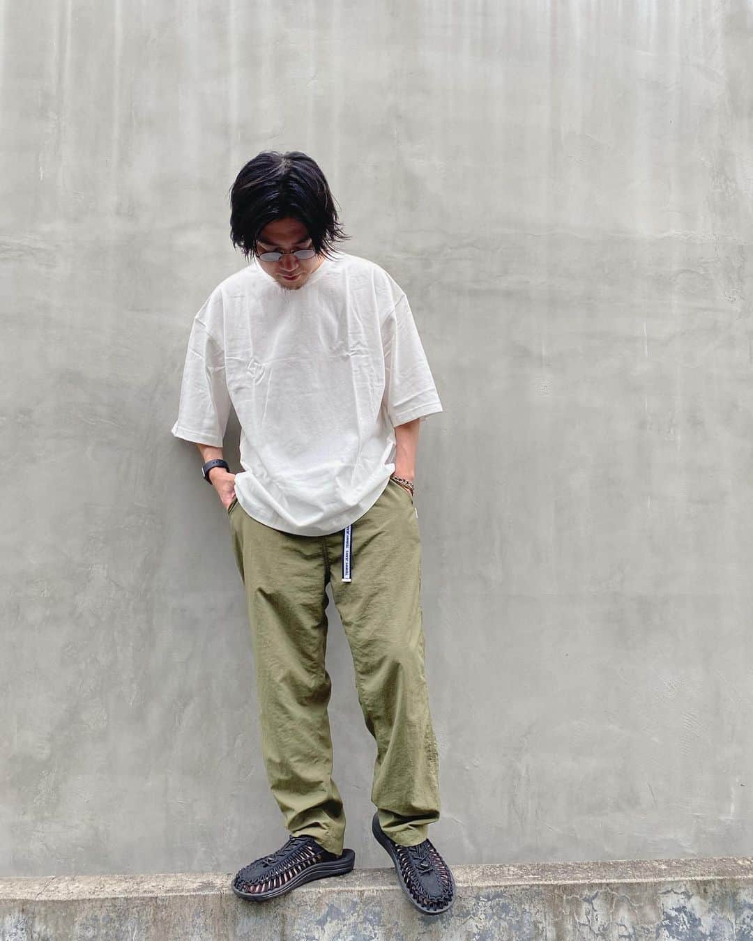 野口和弘のインスタグラム：「@lpdgem.official から発売されたパックTかなり良し。 肩の落ち具合とか素材感とか完璧っす。 自分はＬサイズ着てます！！ 黒もいいよねー！ 夏はこの2枚で凌げるかも笑 . 6.5oz S/S pack tee price ¥3,900+tax . #gem_styling」