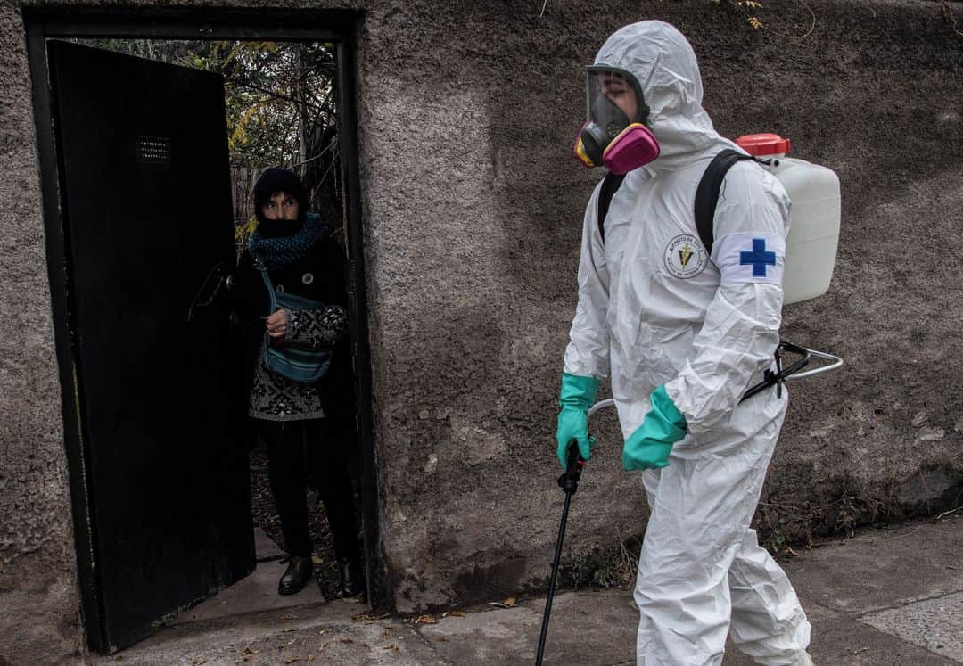 のインスタグラム：「AFP Photo 📷 @martinbernetti_photojournalist - A municipal worker cleans and disinfects the streets of San Miguel neighbourhood in Santiago, on July 7, 2020 amid the new coronavirus pandemic.⁣ .⁣ Chile surpassed 300,000 coronavirus infections on Tuesday, adding 2,462 new cases in the last 24 hours and 50 deaths, and confirming a descending trend over the last 23 days that has led authorities to begin planning the easing of the confinement.」