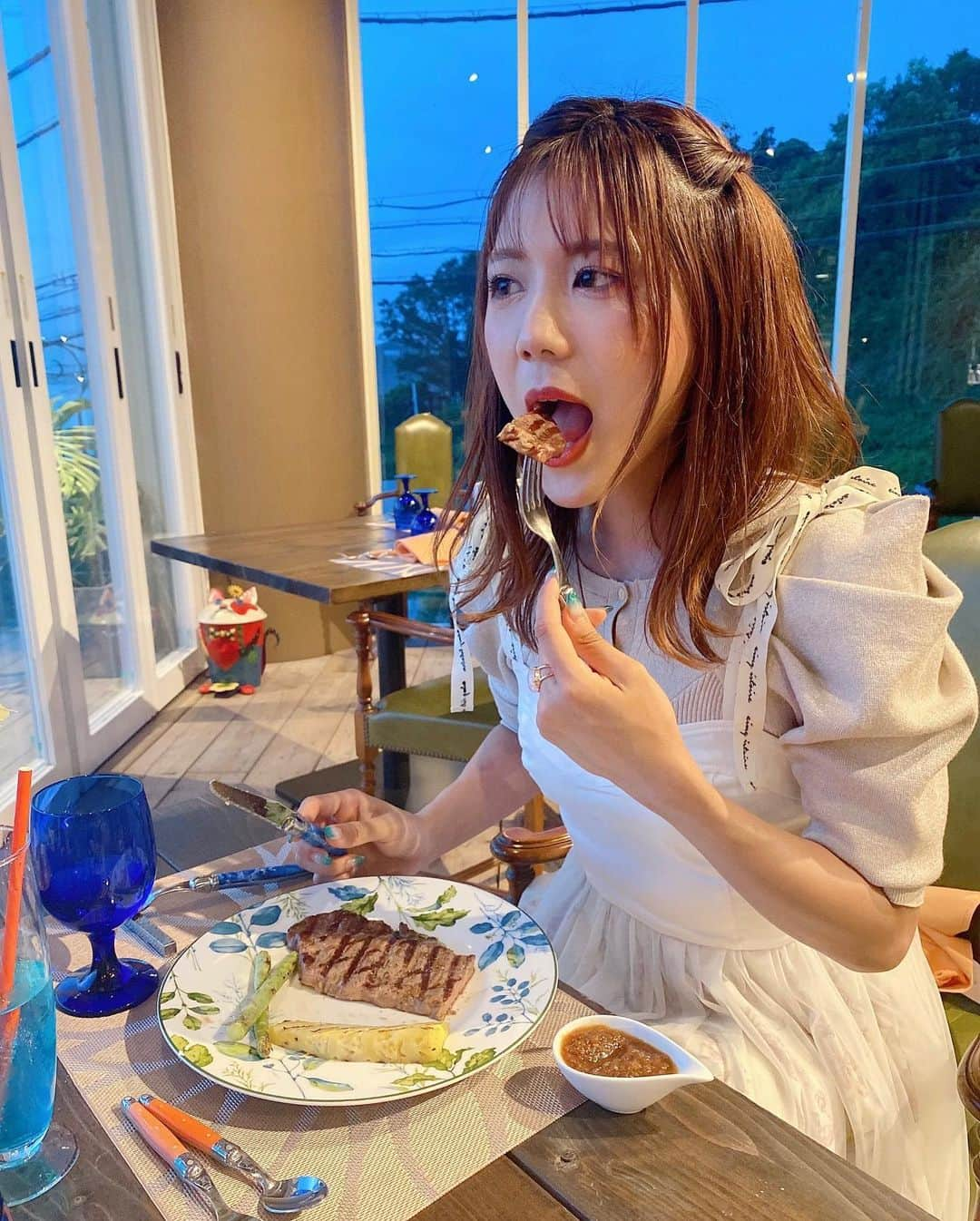 海江田麻貴さんのインスタグラム写真 - (海江田麻貴Instagram)「ㅤㅤㅤ  ㅤㅤㅤ このステーキ自分で焼いたの😋🍽🥩💗 淡路牛やわらかくてジューシーでめちゃんこ美味しかった🤤💗  ㅤㅤㅤ  ㅤㅤㅤ スタッフさんが丁寧に教えてくださって、好きな火加減とお好みの胡椒、岩塩を選んで味付けできて楽しかった🧂🥰 焼き目もきれいに付けられて嬉しかった〜💫  ㅤㅤㅤ  ㅤㅤㅤ  #淡路牛 #steakdinner #steaks #おにく #ステーキディナー #oceanview #awaji #awajishima #淡路島 #淡路島レストラン #淡路島グルメ #淡路島旅行 #淡路島ディナー#japanesegirl #sunset #eimyistoire #snidel #エイミーイストワール #スナイデル #ミディアムヘアアレンジ #elegantstyle  #elegant #上品コーデ #上品スタイル #リボンアレンジ #ハーフアップアレンジ #オーシャンテラス」7月8日 16時43分 - _makiii0924_