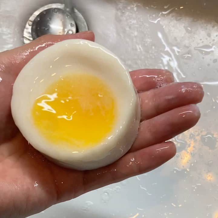 吉野裕行のインスタグラム：「当たった人おめでとう〜🎉 ちなみに黄色の石鹸が小さくなったので 新しくおろした白い石鹸にくっつけました〜 よくあるパターンだよねー #石鹸」