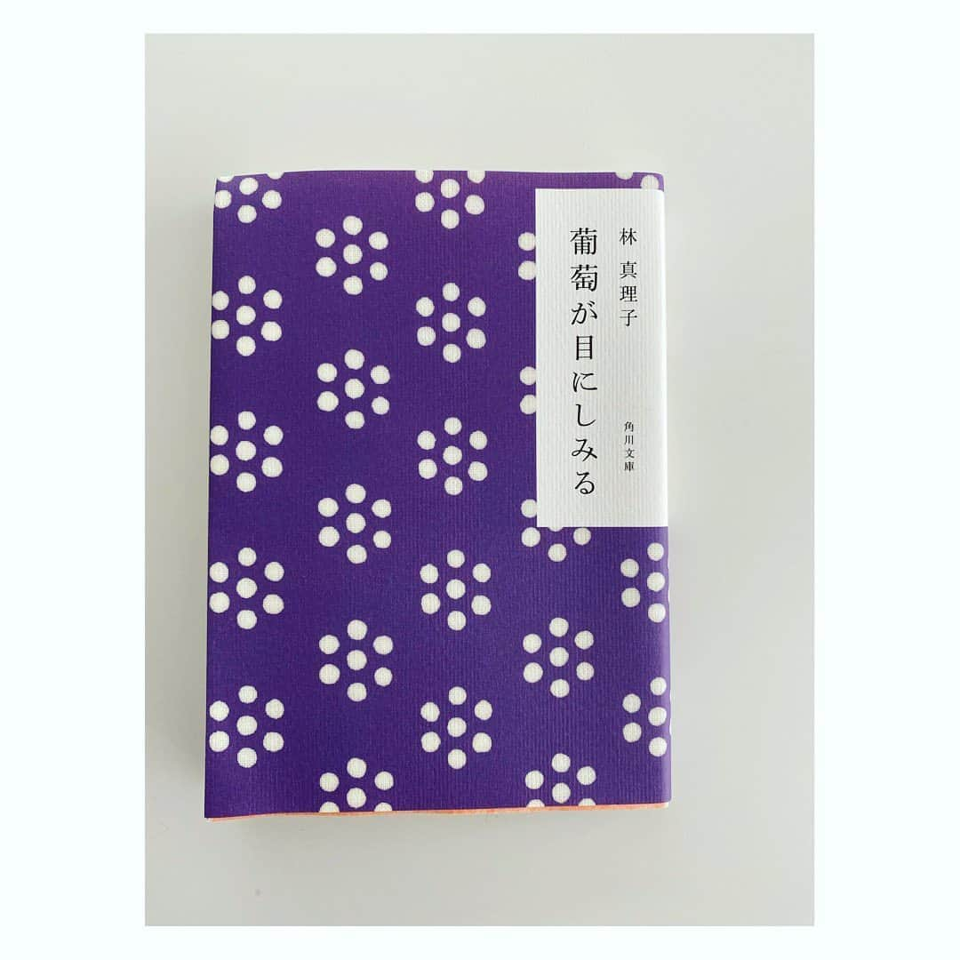 望月理恵さんのインスタグラム写真 - (望月理恵Instagram)「ブックカバーチャレンジ DAY22  林真理子 「葡萄が目にしみる」  これも思春期本。  山梨の葡萄農家の女子高生が劣等感、自意識過剰をもてあましながら恋や進路に迷う姿を描いた一冊。  負の感情の描き方がさすが！ 情景描写も美しい、、 林真理子さんのエッセイも面白いですが、小説の文章のほうが好きです。 #思春期3連発 #多感女子 #自叙伝っぽく感じましたが、違うかな。」7月8日 16時56分 - mochiee28
