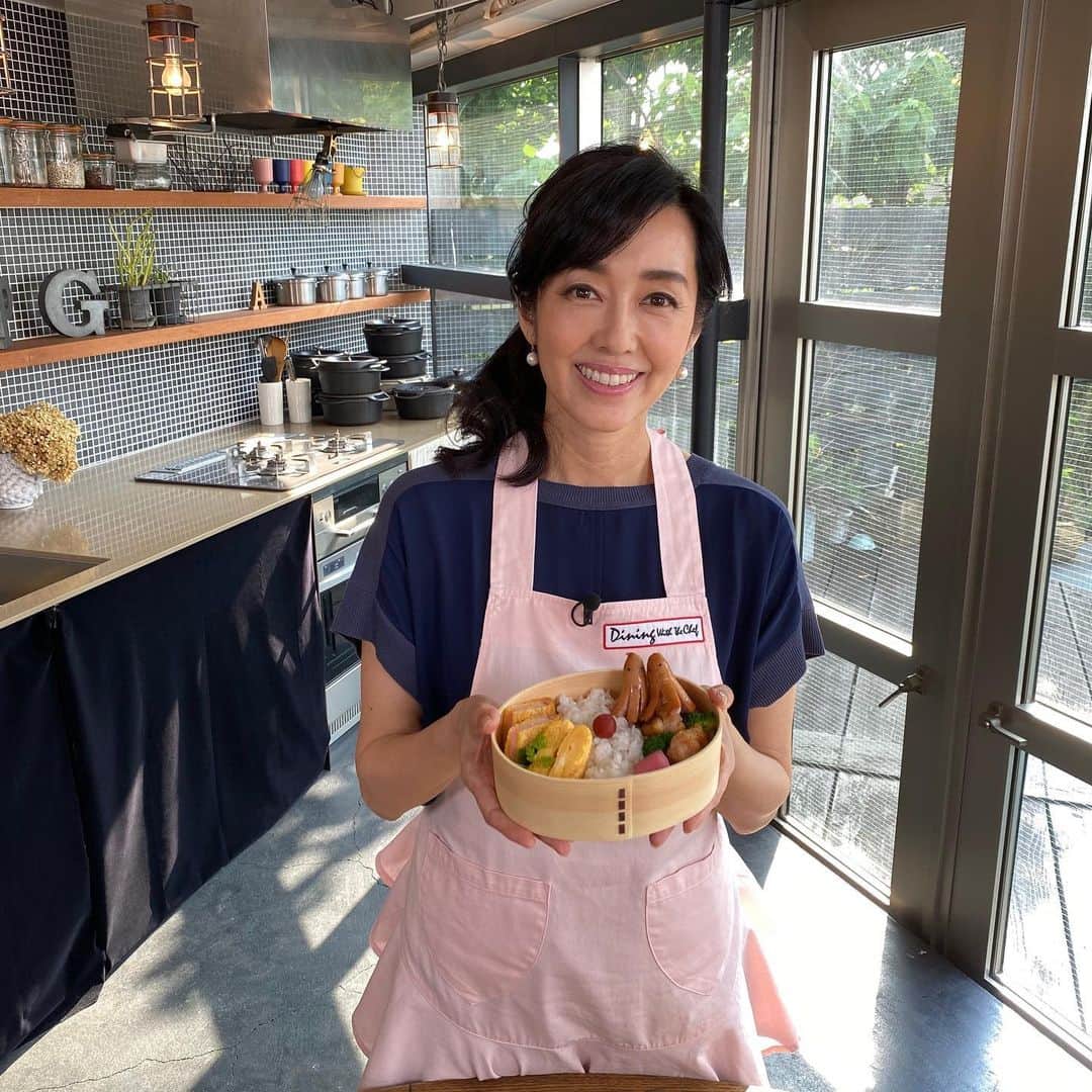 早見優さんのインスタグラム写真 - (早見優Instagram)「Check out our new episode THIS WEEK! Chef Saito teaches us what goes into making the perfect bento💕 今週はお弁当がテーマ。 作る人の気持ちがこもっているお弁当。日本の素晴らしい文化ですね😊  #nhkworld #diningwiththechef #chefsaito #斎藤辰夫 先生 #bento #japanesefood #yuhayami」7月8日 16時56分 - yuyuhayami