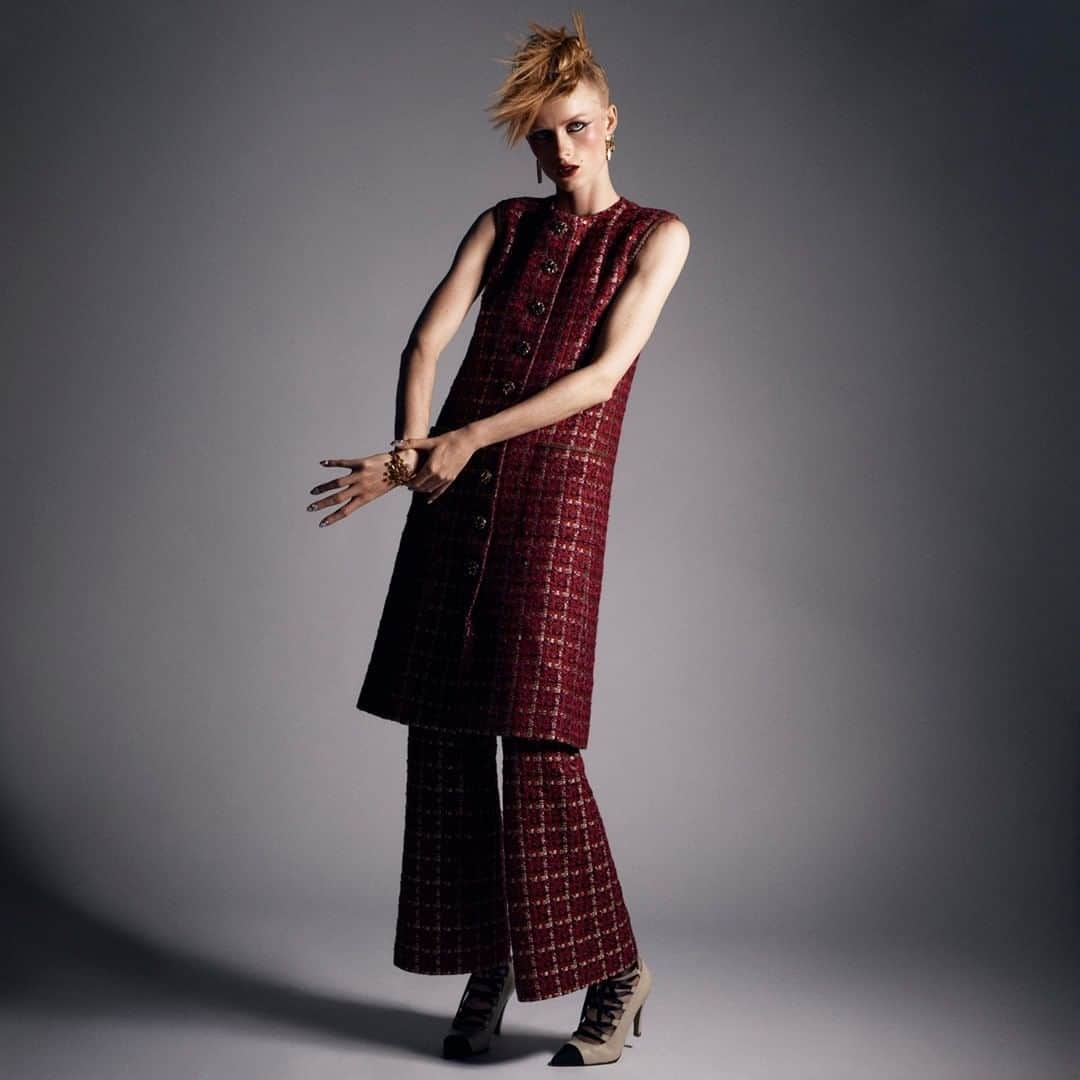 シャネルさんのインスタグラム写真 - (シャネルInstagram)「The CHANEL suit is revisited as a long sleeveless tweed waistcoat with matching pants — the CHANEL Fall-Winter 2020/21 Haute Couture collection, photographed by Mikael Jansson. Featured with CHANEL High Jewelry.  See all the looks on chanel.com  #CHANELHauteCouture #CHANEL #CHANELHighJewelry @Le19M #Le19M @MaisonDesrues #Desrues @Massaro_Paris #Massaro @MikaelJansson @RianneVanRompaey」7月8日 16時50分 - chanelofficial