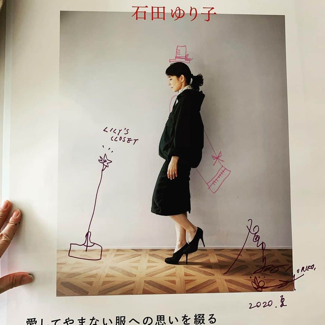 石田ゆり子さんのインスタグラム写真 - (石田ゆり子Instagram)「リリーズクローゼット 明日から全国の書店に並びます。(すでに売られている店舗もある模様ですが) この写真はいくつかの書店に飾っていただくために ポスターにサインとイラストを 描いたものです。 描いてるうちに面白くなってしまっていたずら描きみたいになってしまった😝🎈‼️ この本の文章を書きながら思ったこと。それは 服を着ること、服を選ぶことは、自分としっかり向き合うこと。 というとてもシンプルなことでした。ぜひお手に取ってお暇な時にパラバラめくってくださると嬉しいです😊 #リリーズクローゼット」7月8日 16時55分 - yuriyuri1003