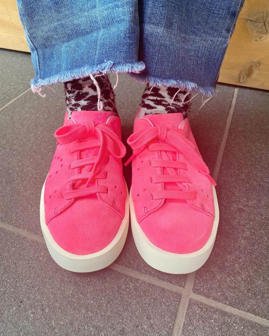 一木美里さんのインスタグラム写真 - (一木美里Instagram)「💘💘💘　　﻿ ﻿ 梅雨もネオンカラーで元気に💓👟💓﻿ ﻿ shoes @camper_japan  tshirts #Mahagrid denim #storynine ﻿ #camperjapan #campershoes﻿ #カンペール#カンペール靴#fashion#outfit﻿ #スニーカーコーデ」7月8日 16時57分 - misato_ichiki