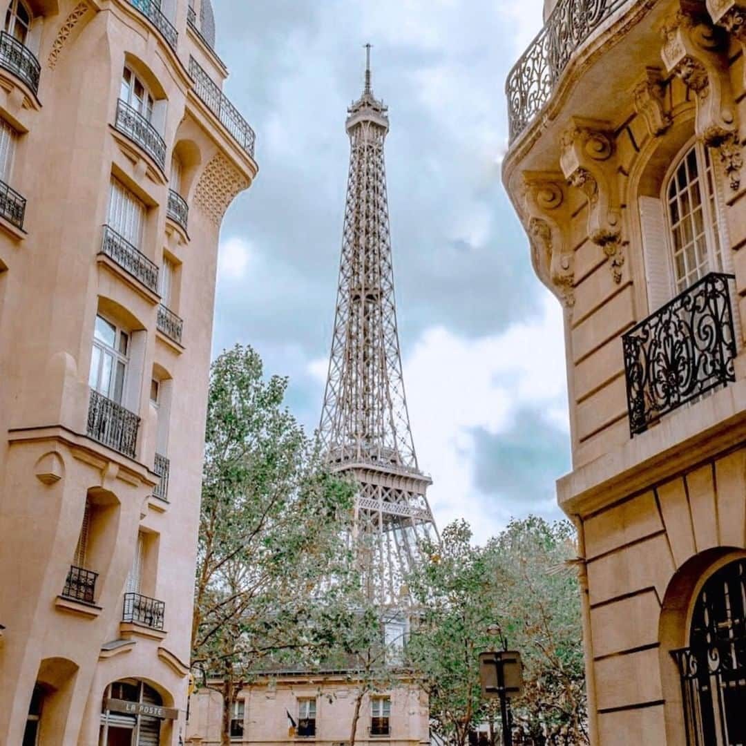 エールフランスさんのインスタグラム写真 - (エールフランスInstagram)「De près comme de loin, Paris est toujours aussi belle.  From far and near, Paris is always beautiful.  N'est-ce pas @amandaskuoo ?  #AirFrance #Paris #travel #tourism #VisitParis #wanderlust」7月8日 17時00分 - airfrance