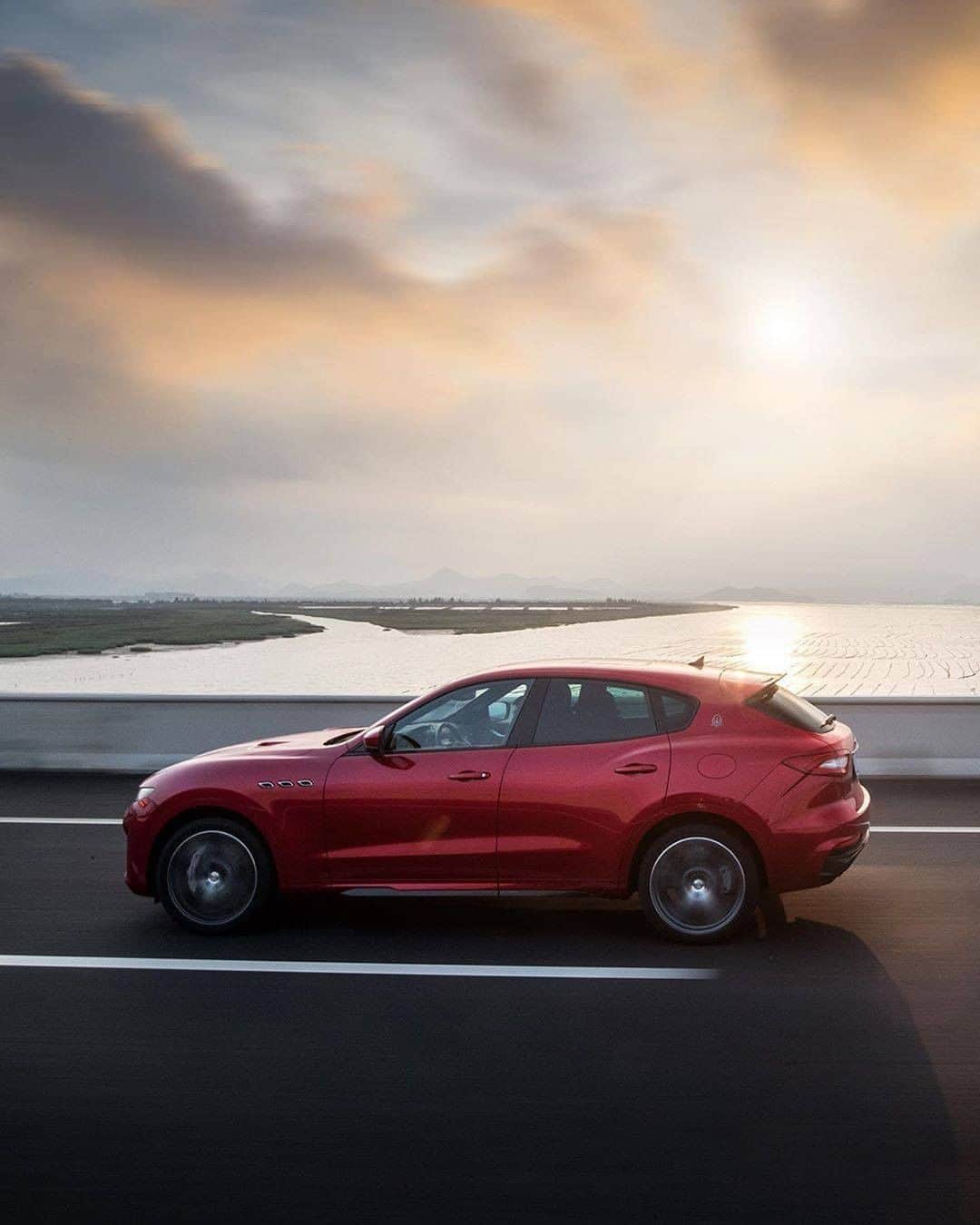 Maserati Japan | マセラティ ジャパンのインスタグラム：「レヴァンテが体現するマセラティのコアとは、あらゆるロングドライブにおいても通用する、ダイナミックで洗練された走りです。  #Maserati #マセラティ #MaseratiJapan #マセラティジャパン #Levantetrofeo #レヴァンテトロフェオ」