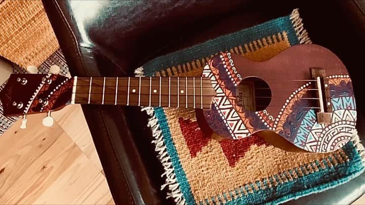 ダイスケのインスタグラム：「ukulele paint !🖌⛰  #ukulele #ukulelepainting  #ukuleleart  #ウクレレ #ウクレレピクニック  #ウクレレ工房  #ウクレレ動画  #ウクレレ製作」