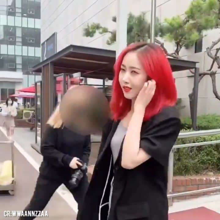 シンビのインスタグラム：「200708 ; #신비 #Sinb leaving after their schedule at the KBS Building — OP: Sinb, are you an apple, rose, or mermaid? SB: Not a mermaid, but the first two are right translations ©ste_gosh930」