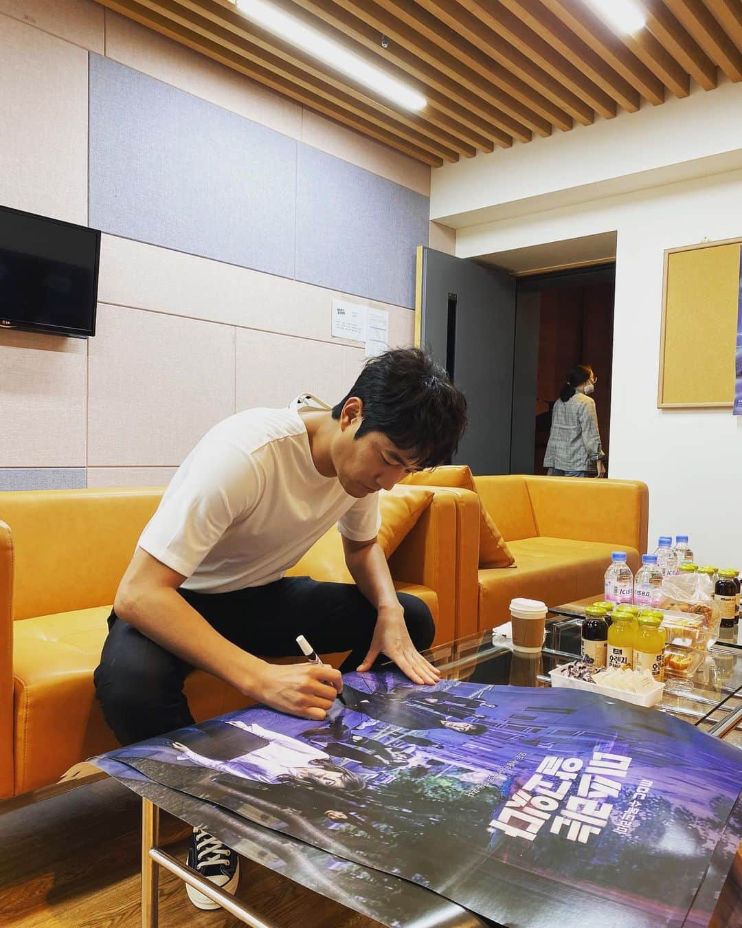 チョ・ハンソンのインスタグラム：「심판의 날이군요..😭😭 오늘밤 MBC 9시30분  미쓰리는 알고있다  많은 관심과 사랑 부탁드립니다~!!^^ 🙏🙏👍 #미쓰리는알고있다  #mbc수목  #밤9시30분」