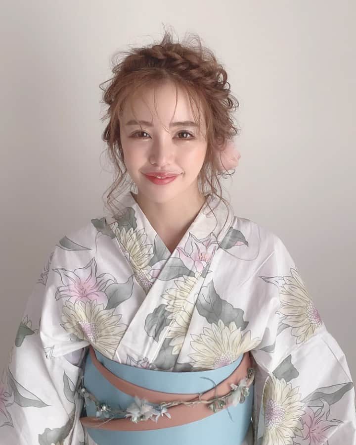 RabichePowのインスタグラム：「カメラデータ待てず🤣💙 載せちゃう♡ . イベント、お祭り、花火、、、 . 色んなことが中止になって 浴衣でお出かけ♡ なんて今年は難しいのかな〜 . と思いながら浴衣撮影を🐰💕 . 色んなテイストのスタイルつくりたい気分なので 今回は可愛い変形編みおろし💕 . 湿気と暑さで髪がベタッと首につくのは 気持ち悪いし、崩れやすいしと思って フロントからもアップスタイルを作る感覚で 写真うつりを意識して作りました❣️ . 着付けは成田が担当 @rabichepow.narita  . . 先日から浴衣の着付けとヘアセットでご来店の お客様がいらっしゃるので それで夏を感じたいと思います😂💙 . . 私も今年は浴衣着ようかな♡ . #rabichepow#ラビッシュポー#北新地#西梅田#浴衣#夏祭り」