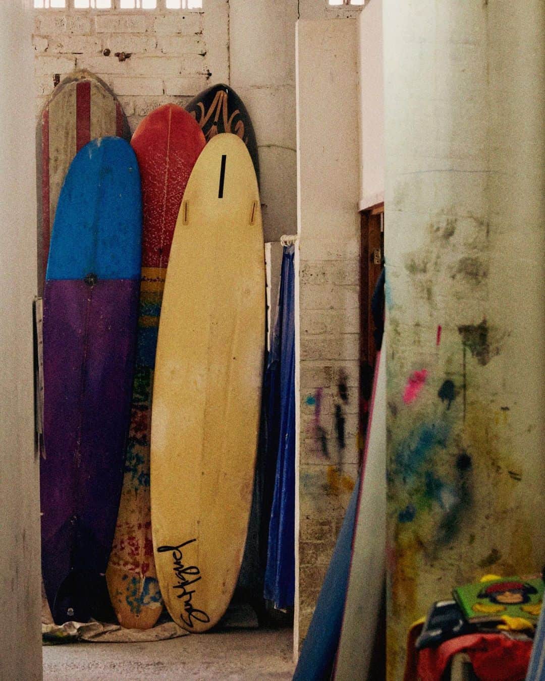 MR PORTERのインスタグラム：「No waves, no glory 🏄🏿‍♂️ Our new #MRPORTERGoneSurfin collection is an ode to laid-back surf style, and a beachy way of life. Head to the link in bio to take a look at the freshly-launched capsule which features 17 of the most interesting names in surfing—from @outerknown, @mollusksurfshop and @noongoons to @theelderstatesman and @pilgrimsurfsupply.」