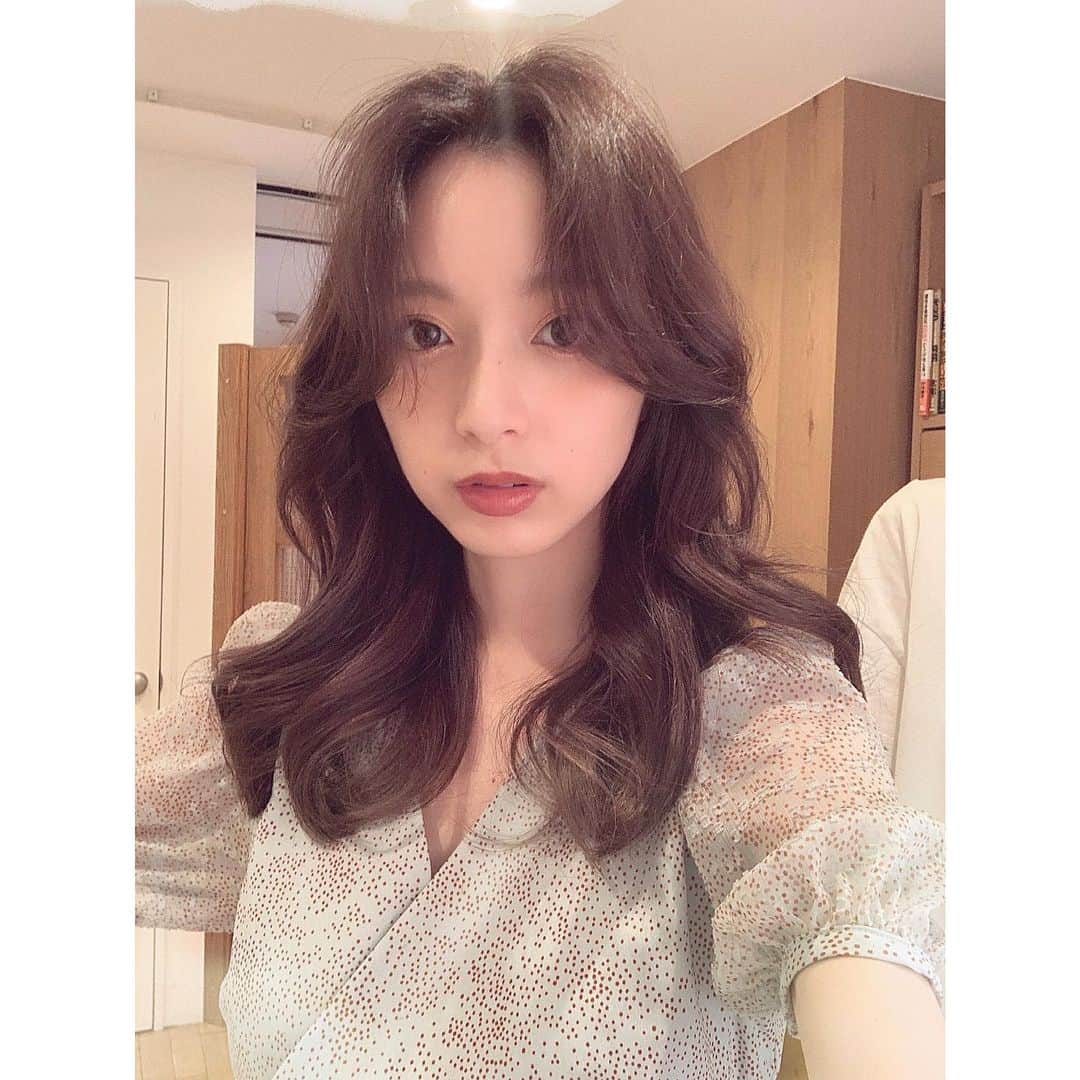 前原穂高のインスタグラム：「3連投稿❗❗笑 全体の巻きは38mmでスパイラル巻き😍 ポイントは前髪とつながるこめかみの毛のリバースだよ〜 この辺はYouTubeの方でまとめてまたアップしようかな✨️ ㅤㅤㅤ とにかく根元パーマ最高だわ❤️ 根元パーマ 🔜マジックカーラー 🔜スライドカットが最強👍 ㅤㅤㅤ #韓国ヘア #韓国人風ヘア #愛の不時着 #韓国アイドル #niziu #twice #韓国コスメ #niziproject #根元パーマ #ヨシンモリ  #美容室Violet #美容師 #表参道  #栄 #横浜 #美容室 #表参道美容室 #横浜美容室 #栄美容室 #ヘア #ヘアスタイル #ヘアアレンジ #hpb_hair #ヨシンモリ巻き #hair #hairstyle #髪型  #ほだかっと #ほだからー #前原穂高 @violet_hairsalon  ☆前原穂高店舗出勤スケジュール☆ 表参道店勤務→🗼 横浜店勤務→⚓️ 名古屋店勤務→☕️ 7月09日(木)⚓️ 7月10日(金)☕️ 7月11日(土)☕️ 7月12日(日)☕️ 7月15日(水)🗼 7月16日(木)🗼 7月17日(金)🗼 7月18日(土)🗼 7月19日(日)🗼 7月22日(水)🗼 7月23日(木)⚓️ 7月24日(金)🗼 7月25日(土)🗼 7月26日(日)🗼 7月29日(水)🗼 7月30日(木)🗼 7月31日(金)🗼 8月01日(土)🗼 8月02日(日)🗼 8月05日(水)🗼 8月06日(木)⚓️ 8月07日(金)☕️ 8月08日(土)☕️ 8月09日(日)☕️ 8月10日(月)🗼 8月12日(水)🗼 8月13日(木)🗼 8月14日(金)🗼 8月15日(土)🗼 8月16日(日)🗼 8月20日(木)⚓️ 8月21日(金)🗼 8月22日(土)🗼 8月23日(日)🗼 8月28日(金)🗼 8月29日(土)🗼 8月30日(日)🗼」