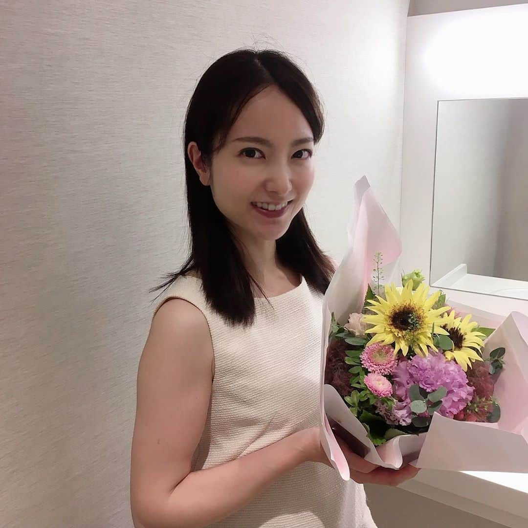 天明麻衣子のインスタグラム：「本日、誕生日を迎えました！なんかこの歳になると、一年経っても大して成長してないような気がするのですが😅ここからの一年は大きく変化できるように、日々努力していきたいと思います✨  モープラの皆さんに、番組の反省会後にサプライズでお花を頂きました！かわいい〜😍 #誕生日 #サプライズ #31になりました #素敵な大人の女性になりたい #いつまでも中身が変わらない」