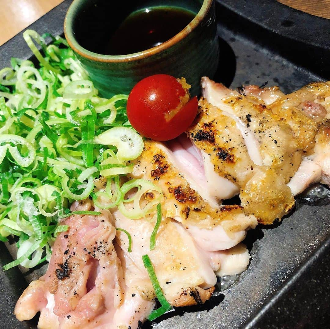 trick umekitaのインスタグラム：「当店人気朝挽き鶏メニュー🐓  "ももタタキ“です！  炭火で表面をカリっと焼いて 中はジューシー！！  お好みでポン酢、柚子胡椒をつけて さっぱりとお召し上がり頂けます♪  #もも肉　#タタキ　#鶏　#朝挽き  #ポン酢　#柚子胡椒　#炭火　#炭火焼き  #ジューシー　#さっぱり　#おすすめ  #美味しい　#美味しいもの  #梅田　#居酒屋　#うめきた　#鶏っく」