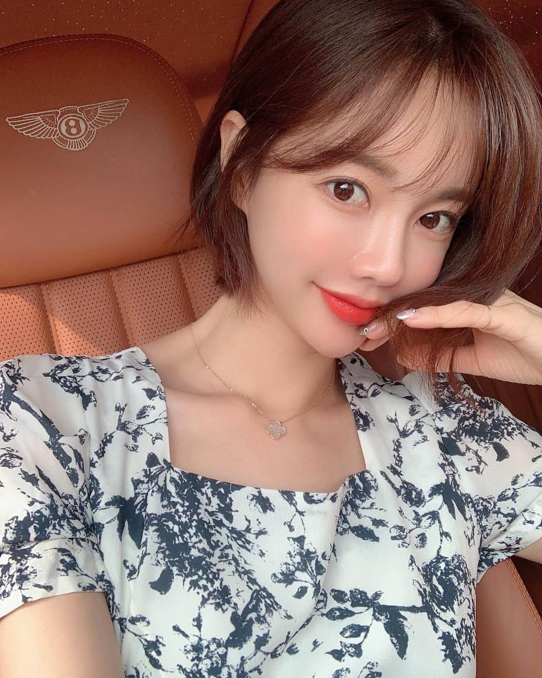 Hyemiさんのインスタグラム写真 - (HyemiInstagram)「머리 상콤하게 자르고 기분 좋아서 셀카를 너무 부담스럽게 찍었네요😌 ⠀ 단발은 역시 @samchic.junsic 👍🏻👍🏻 #쌤시크 #단발머리 #청담동미용실」7月8日 17時22分 - hinzajoa