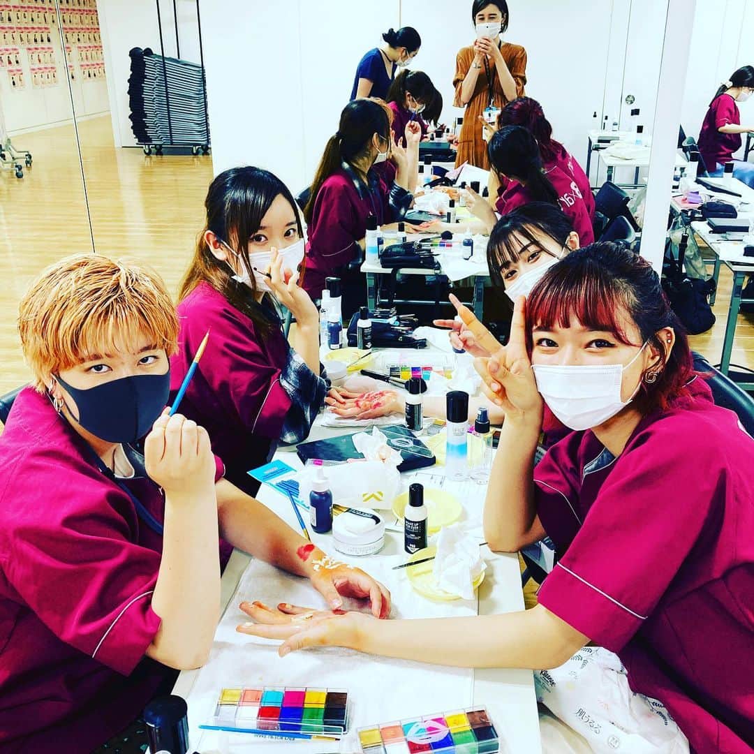 東京ビューティーアート専門学校さんのインスタグラム写真 - (東京ビューティーアート専門学校Instagram)「今日のヘアメイク科の 授業は、✨特徴メイク👻✨  痛そう😱なのに… 楽しそう⁉️  夏のお化け屋敷に使えるテクニック😏  楽しい学校生活の情報はこちらから↓↓ @tokyo_beauty_art_college . #東京ビューティーアート #オープンキャンパス #美容師 #ヘアメイク #エステ #メイク #ネイル #モデル #アイリスト #マツエク #美容学校 #トータルビューティー #JNA #認定校 #ヘアアレンジ #かわいい #おしゃれ  #ヘアスタイル #ビューティー #アート #コーディネート #おしゃれ好きと繋がりたい #美容好きな人と繋がりたい #仲良し #クラスメイト #オープンキャンパス　#美容学生  #美容垢 #分散登校  #コロナ対策してますよ」7月8日 17時15分 - tokyo_beauty_art_college