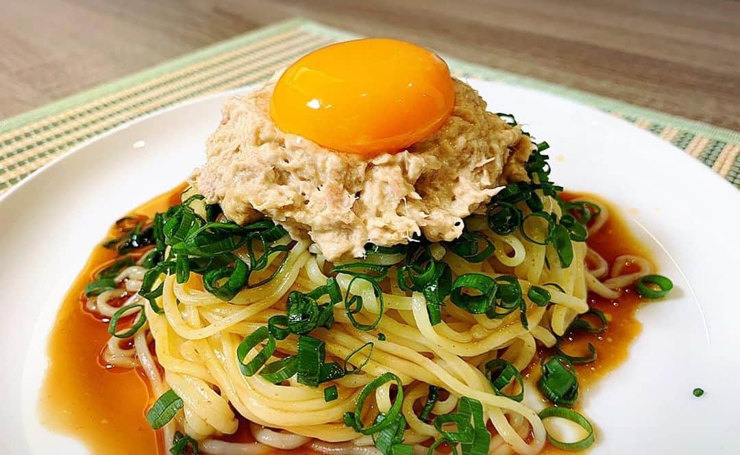 川島章良のインスタグラム：「. . .  今回作ったのは『ラ王冷し中華アレンジ』です。  ラ王の冷し中華の麺はノンフライぷらす  麦が全粒粉なので風味と麺のモチモチ感が  インスタとはまるで思えない麺ですよ。  めっちゃ好きー  黄身ものっけてるので最高ー  材料  ・ツナ　　　1缶 ・マヨネーズ　　大さじ1半 ・だしパック　半分 ・卵　　黄身一個 ・万能ねぎ　　お好み  作り方はYouTubeのかわだしクッキングを見てください  #だしパック #かわだしクッキング #ラ王 #冷し中華 #冷し中華アレンジ #レシピ #だしパック料理研究家  #黄身」