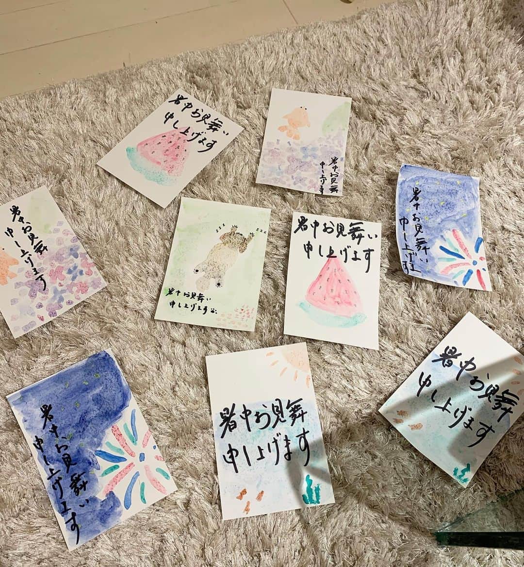 のインスタグラム：「ちょっと遅くなっちゃったけど、 水彩絵具で暑中お見舞い描いた！  真ん中は、実家の犬のまるの昼寝してる姿🐶  #暑中お見舞い #水彩画」