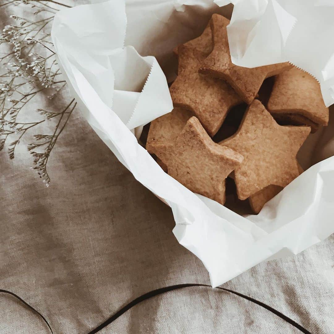 yuiのインスタグラム：「star shaped cookies for tanabata. 7月7日で7回目の結婚記念日。 夫婦ふたりで過ごしてきた約7年間 ほんと色々あったけど、このタイミングで３人家族になったことも 今思えば全ては必然だったのかもしれない◎  これからは３人で、なかよく幸せに暮らせますように🙏🏻💫」