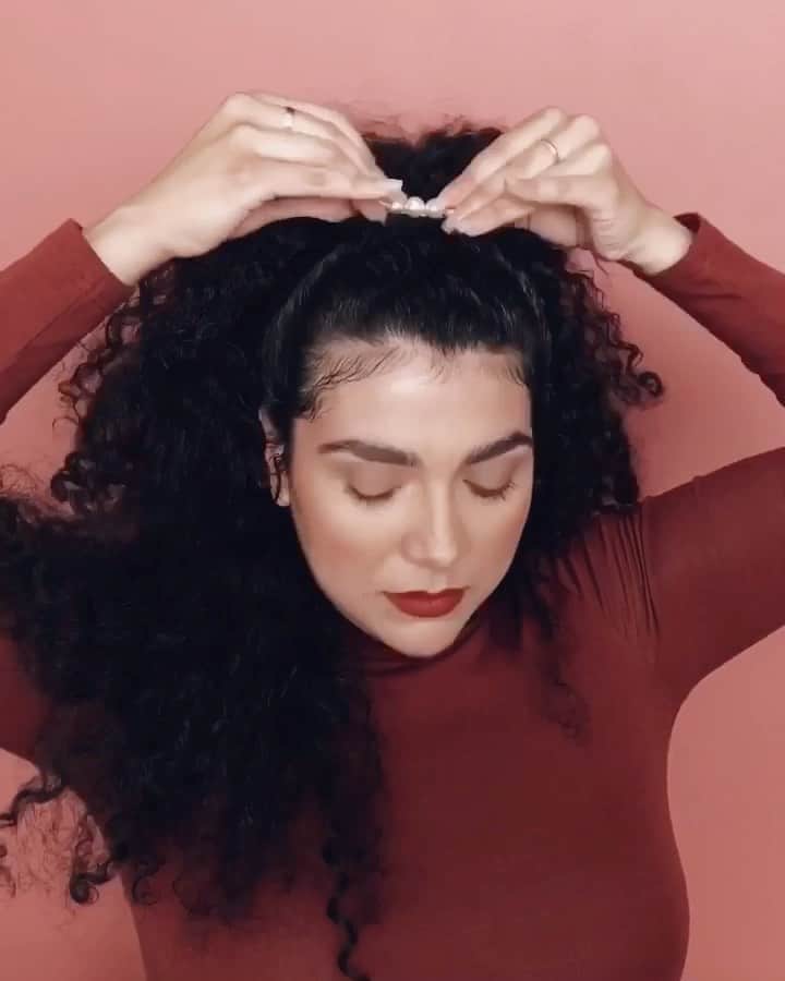 Kristin Essのインスタグラム：「A few of my favorite things... a quick half up, a little shine pomade and edge control + @daisyjfernandez ➰👑➰」